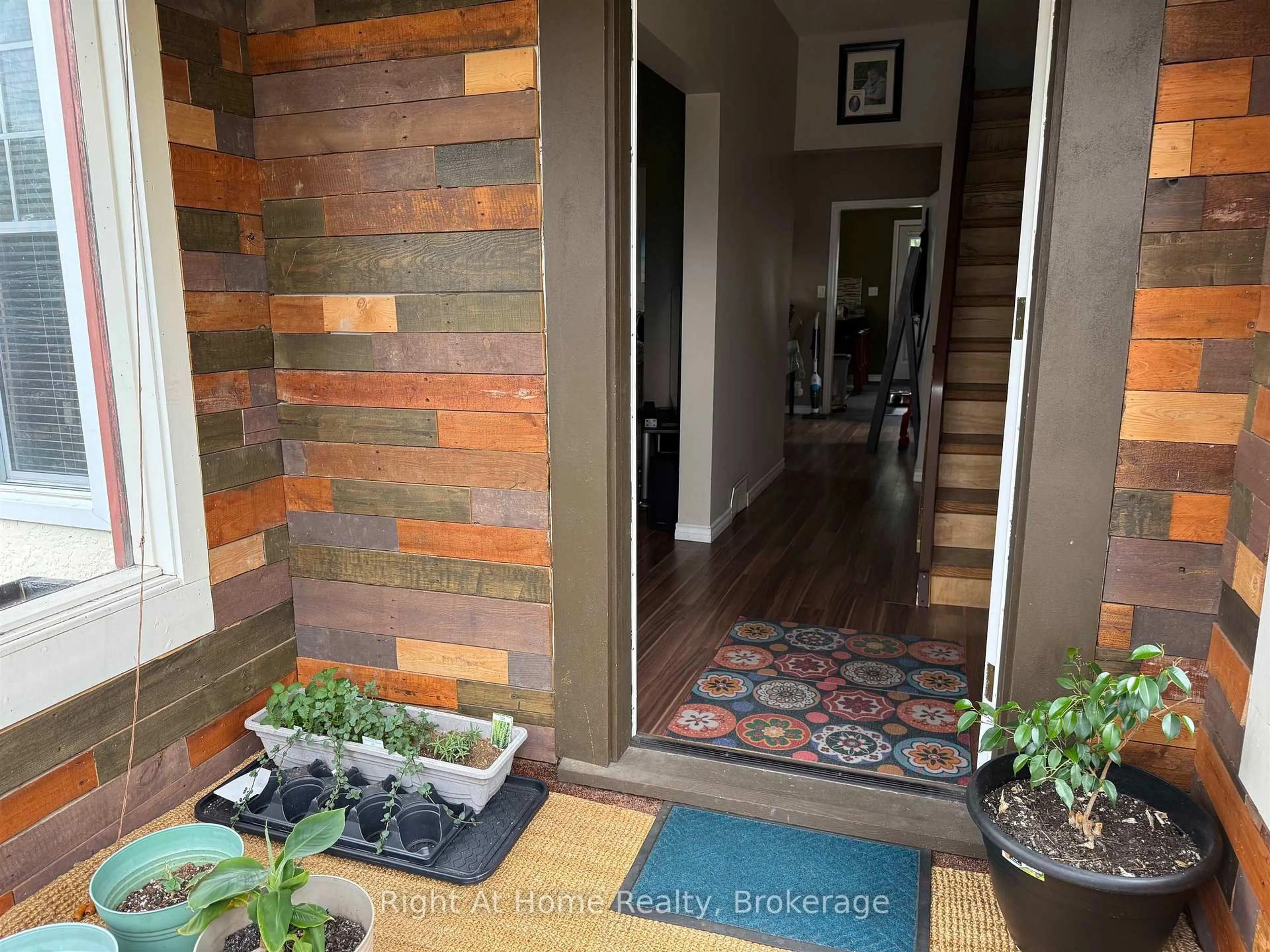 Indoor entryway for 334 Morse Street, Thunder Bay Ontario P7A 1G3