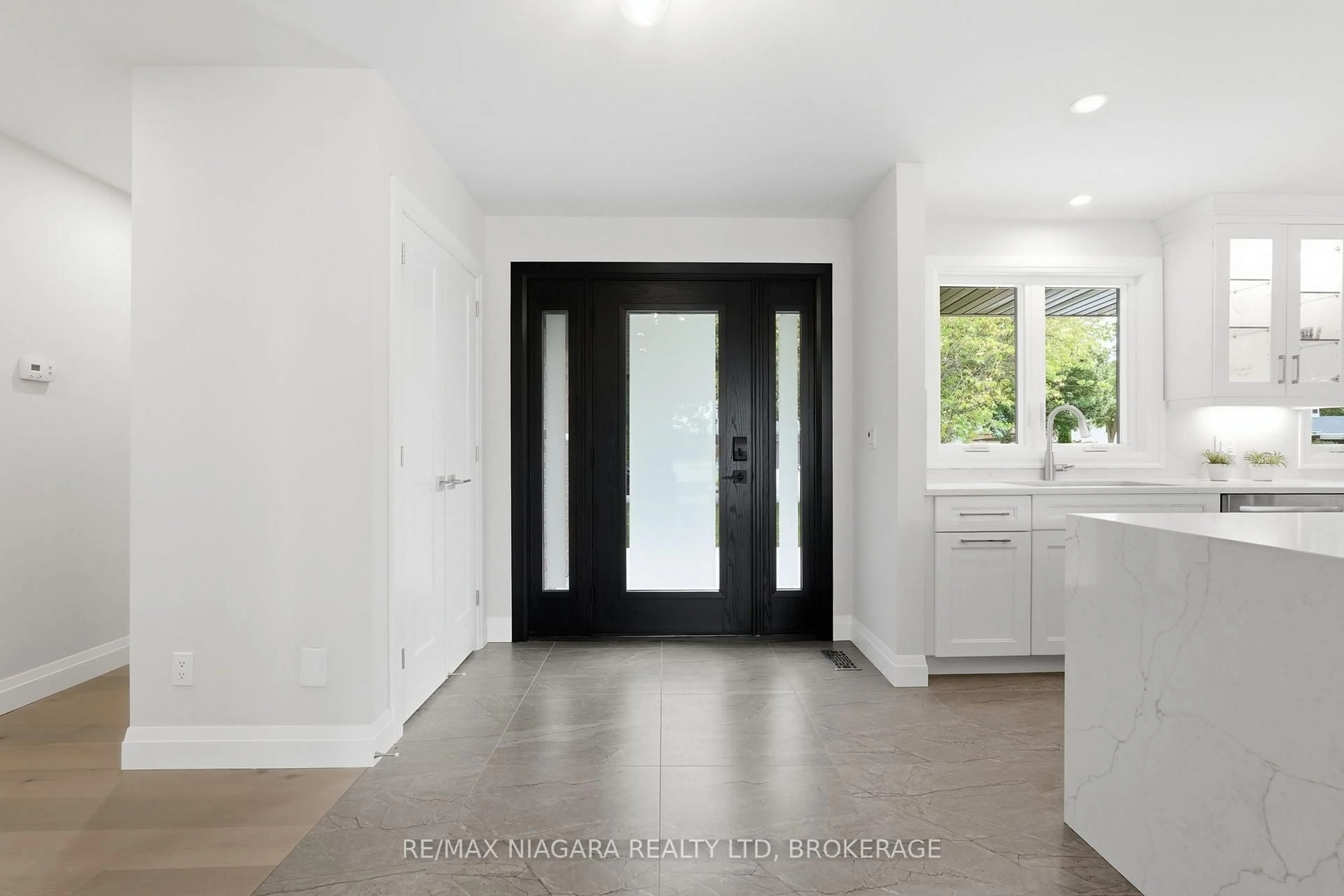 Indoor entryway for 38 Royal Henley Blvd, St. Catharines Ontario L2N 4S1