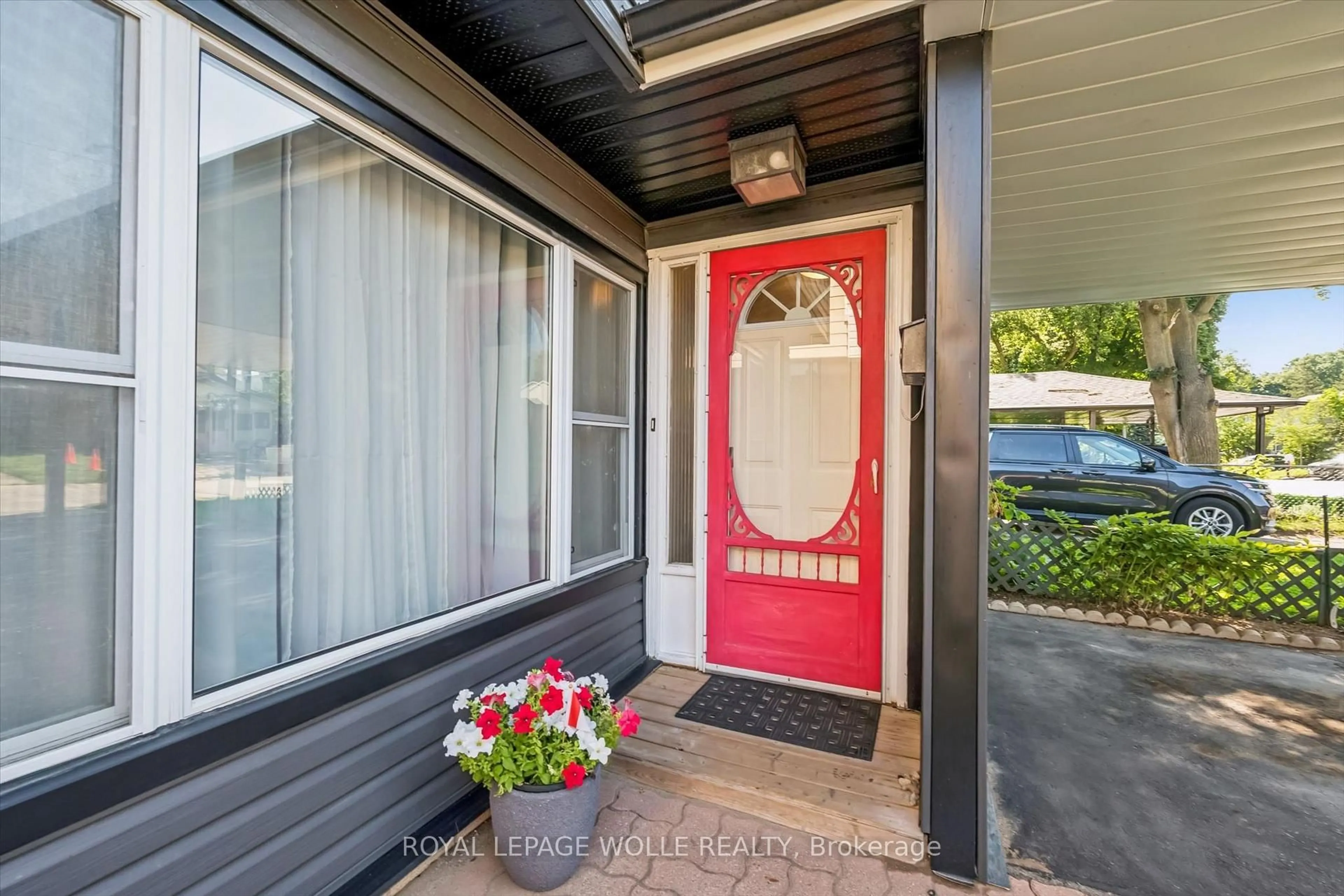 Indoor entryway for 460 Parkview Cres, Cambridge Ontario N3H 4X7