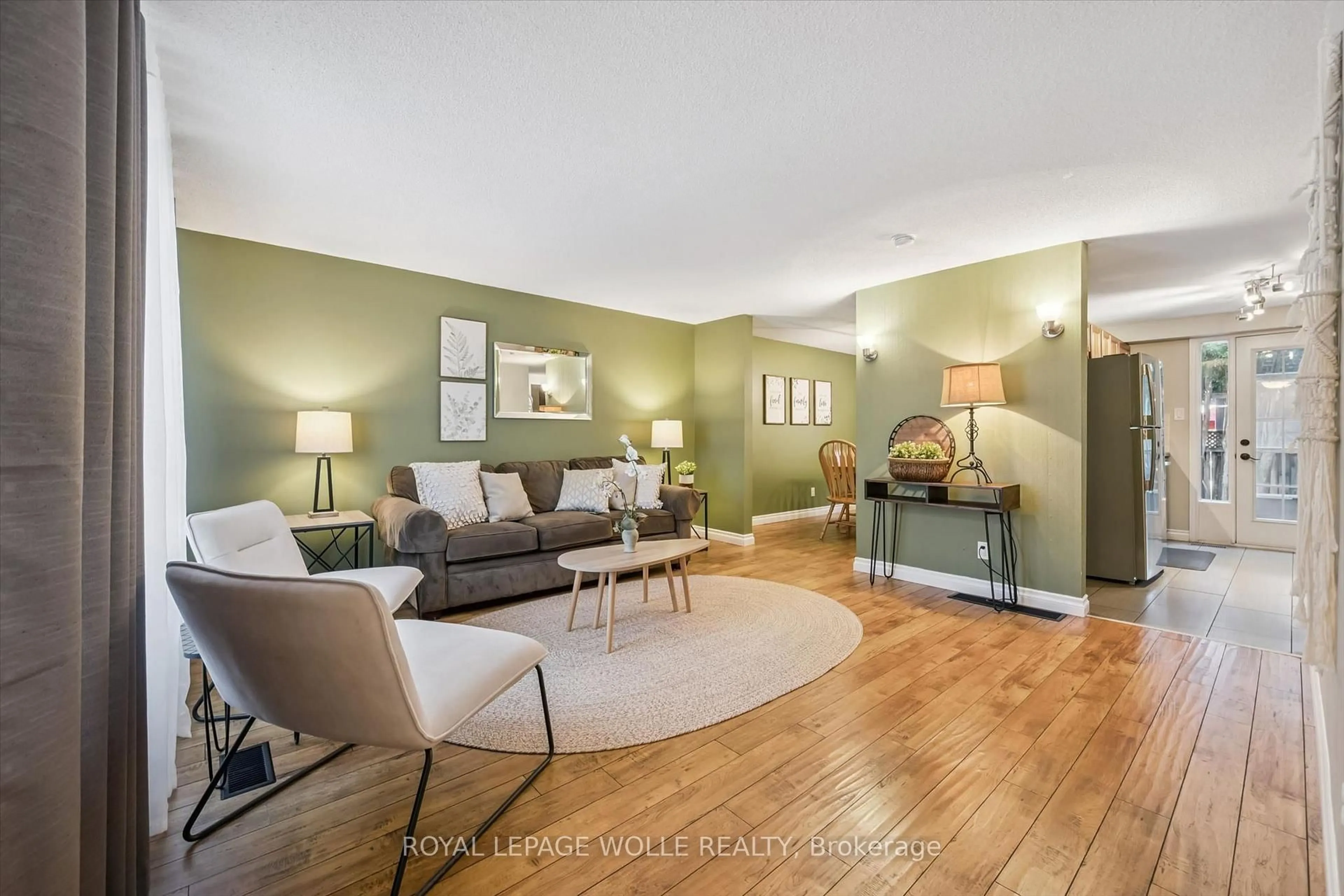 Living room with furniture, wood/laminate floor for 460 Parkview Cres, Cambridge Ontario N3H 4X7