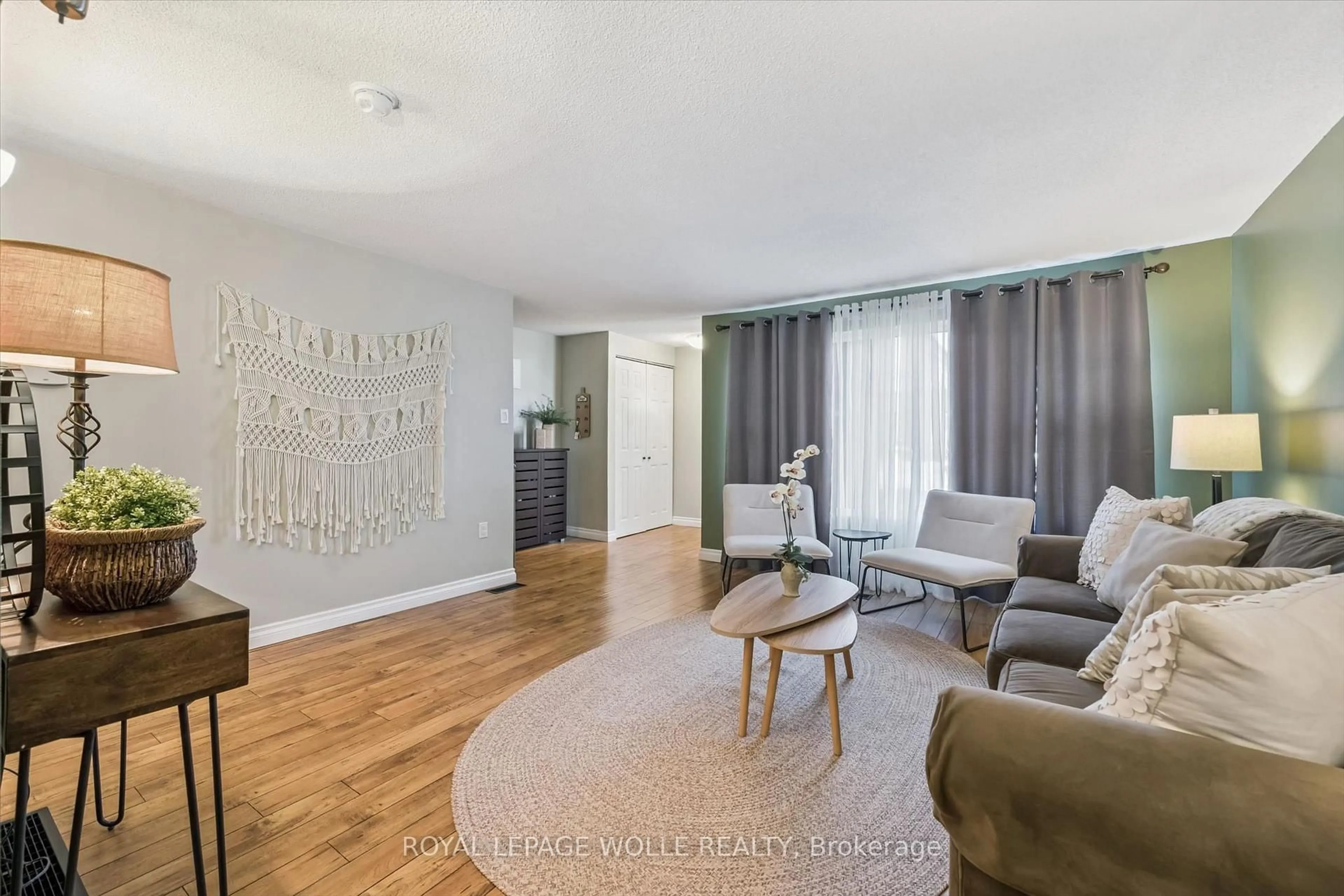 Living room with furniture, wood/laminate floor for 460 Parkview Cres, Cambridge Ontario N3H 4X7