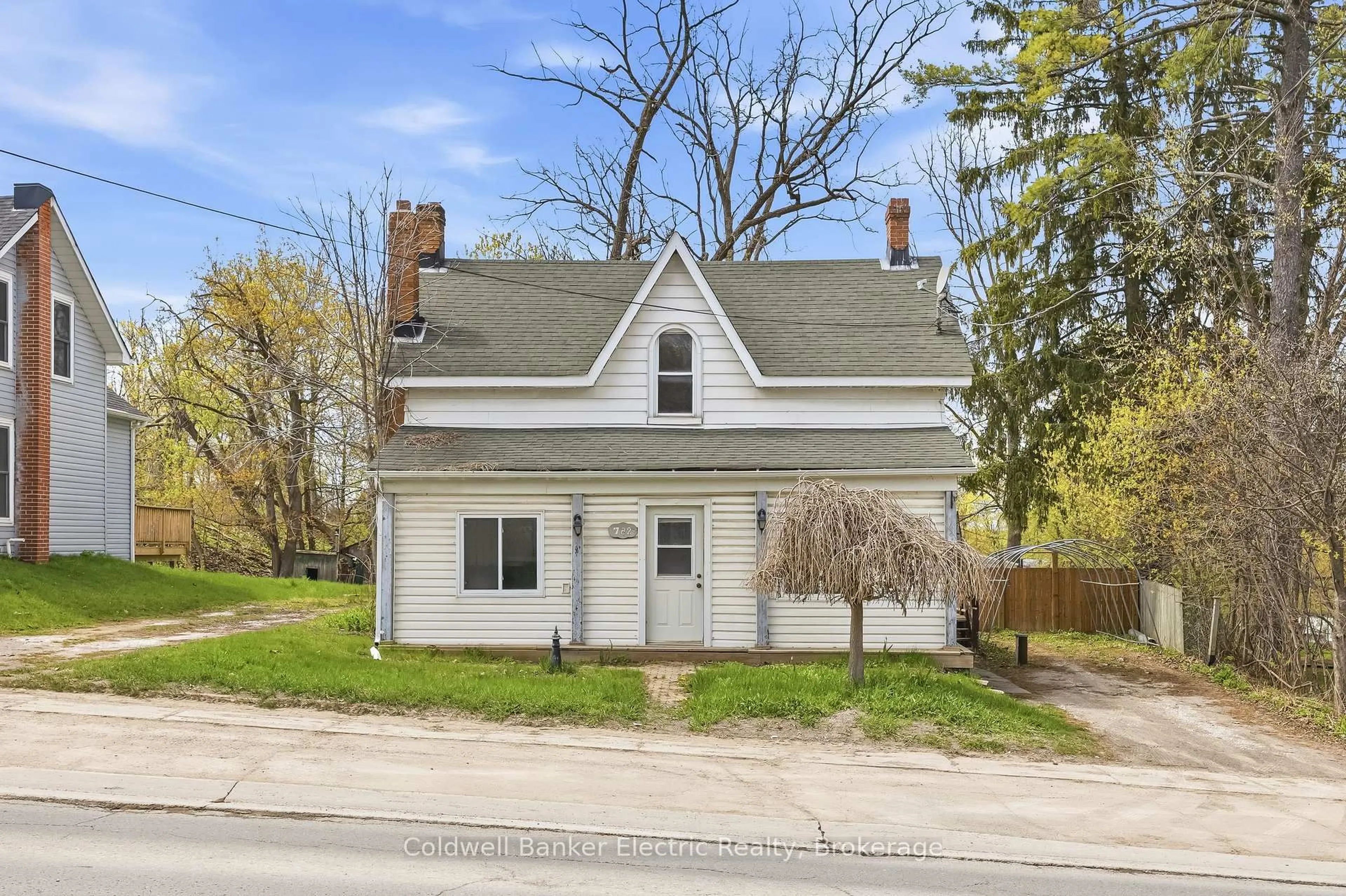 A pic from outside/outdoor area/front of a property/back of a property/a pic from drone, street for 782 Ward St, Selwyn Ontario K0L 1H0