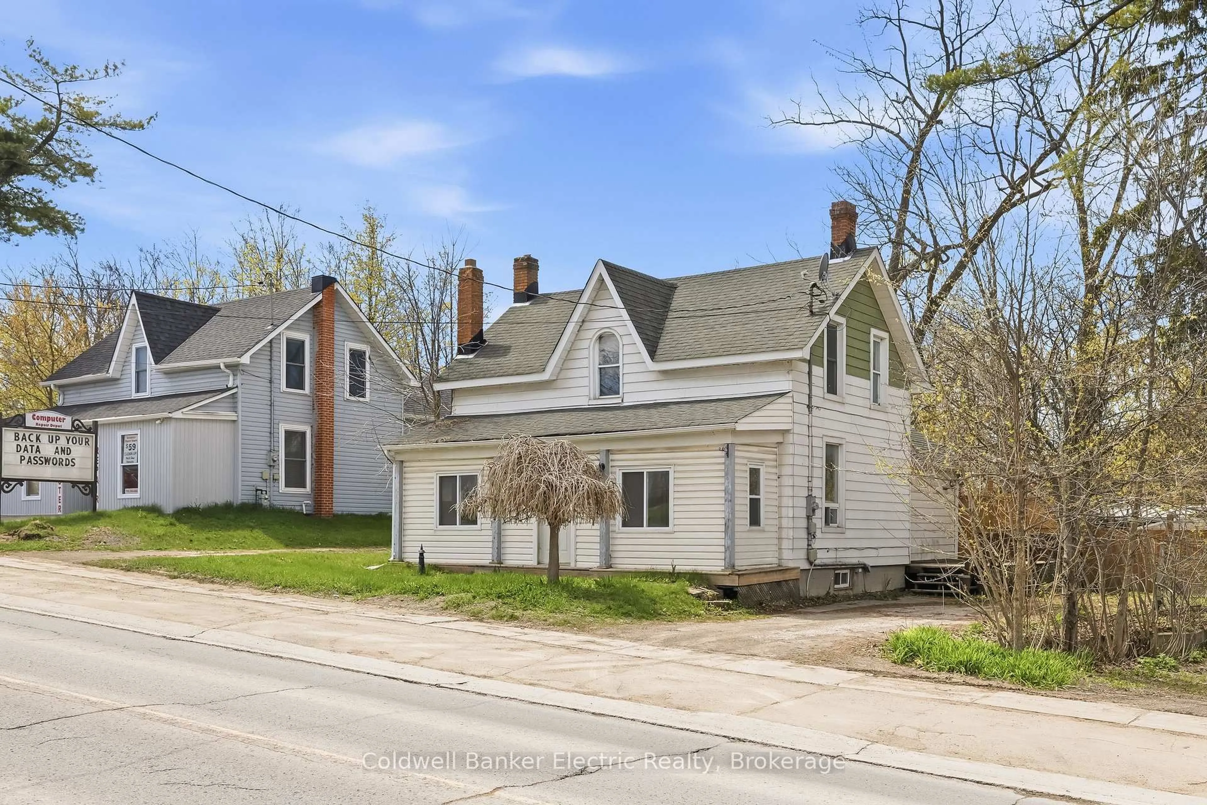 A pic from outside/outdoor area/front of a property/back of a property/a pic from drone, street for 782 Ward St, Selwyn Ontario K0L 1H0