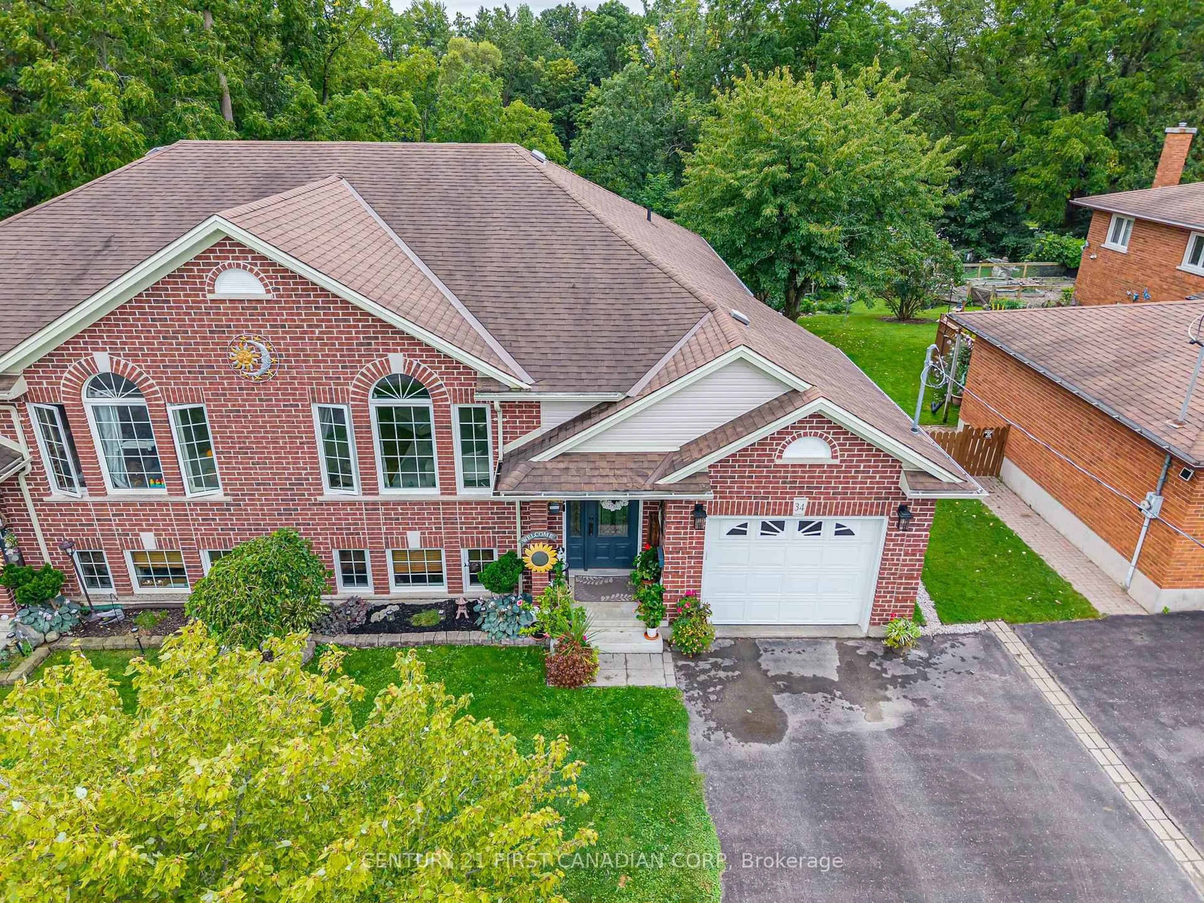 A pic from outside/outdoor area/front of a property/back of a property/a pic from drone, street for 34 Brock St, St. Thomas Ontario N5P 2B2