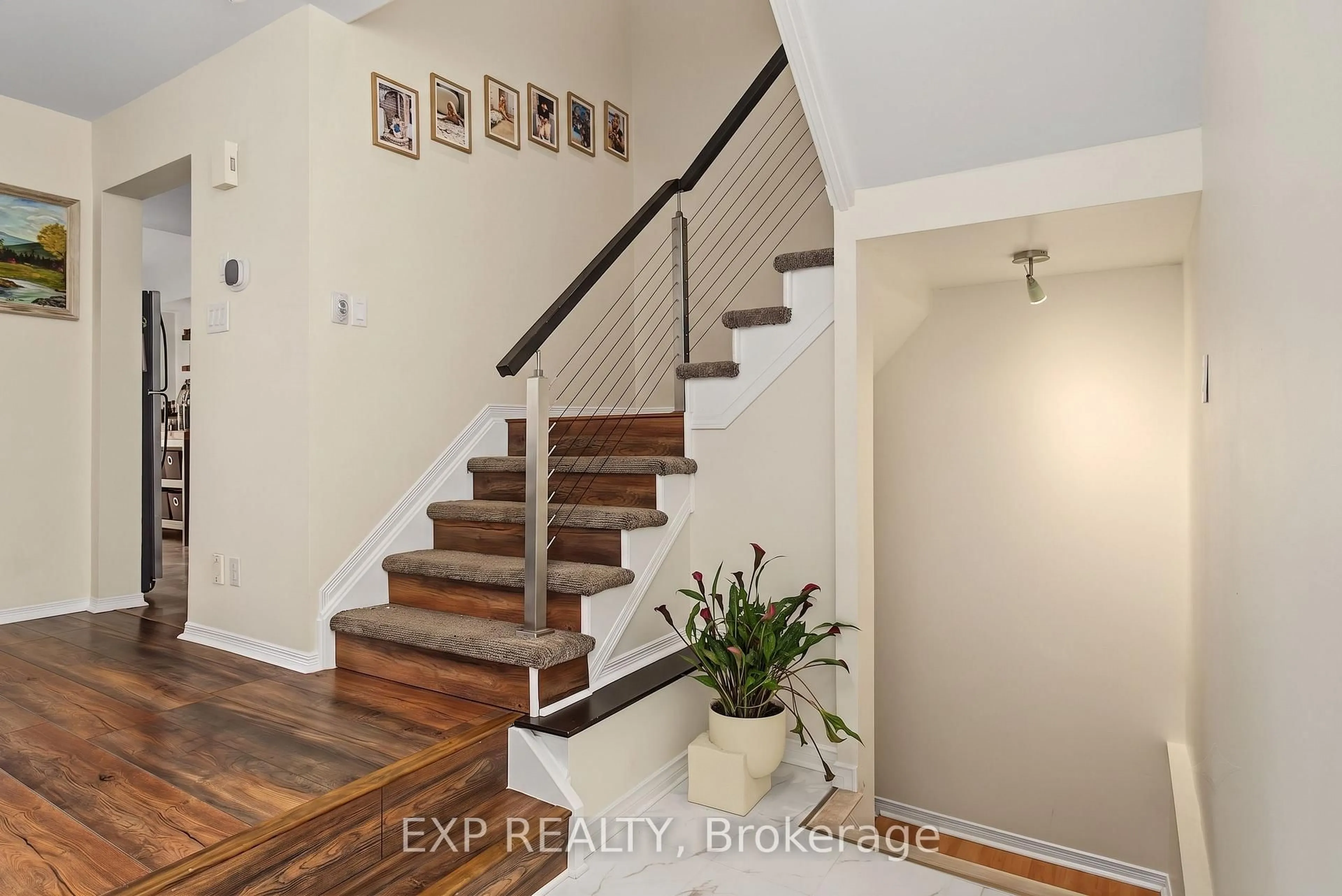 Indoor entryway for 1681 Trenholm Lane, Ottawa Ontario K4A 4B4