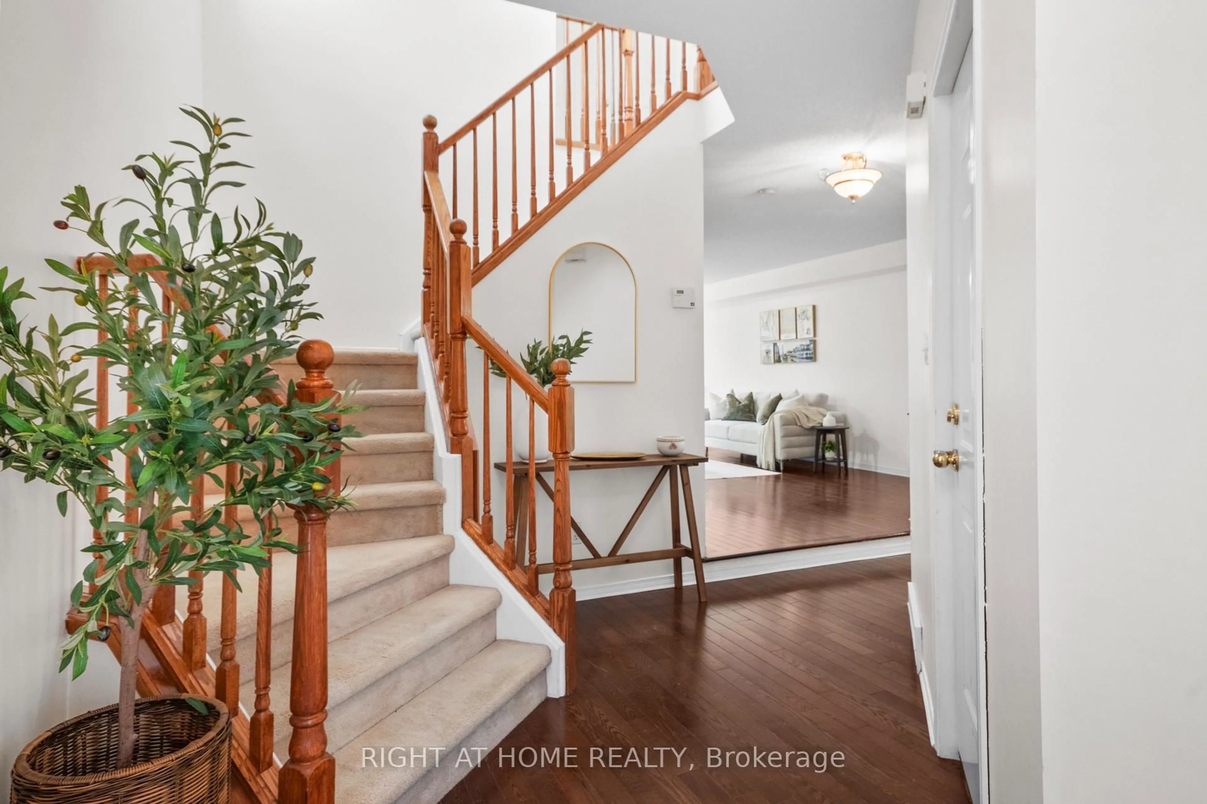 Indoor entryway for 320 Ambleside Dr #87, London North Ontario N6G 5H8