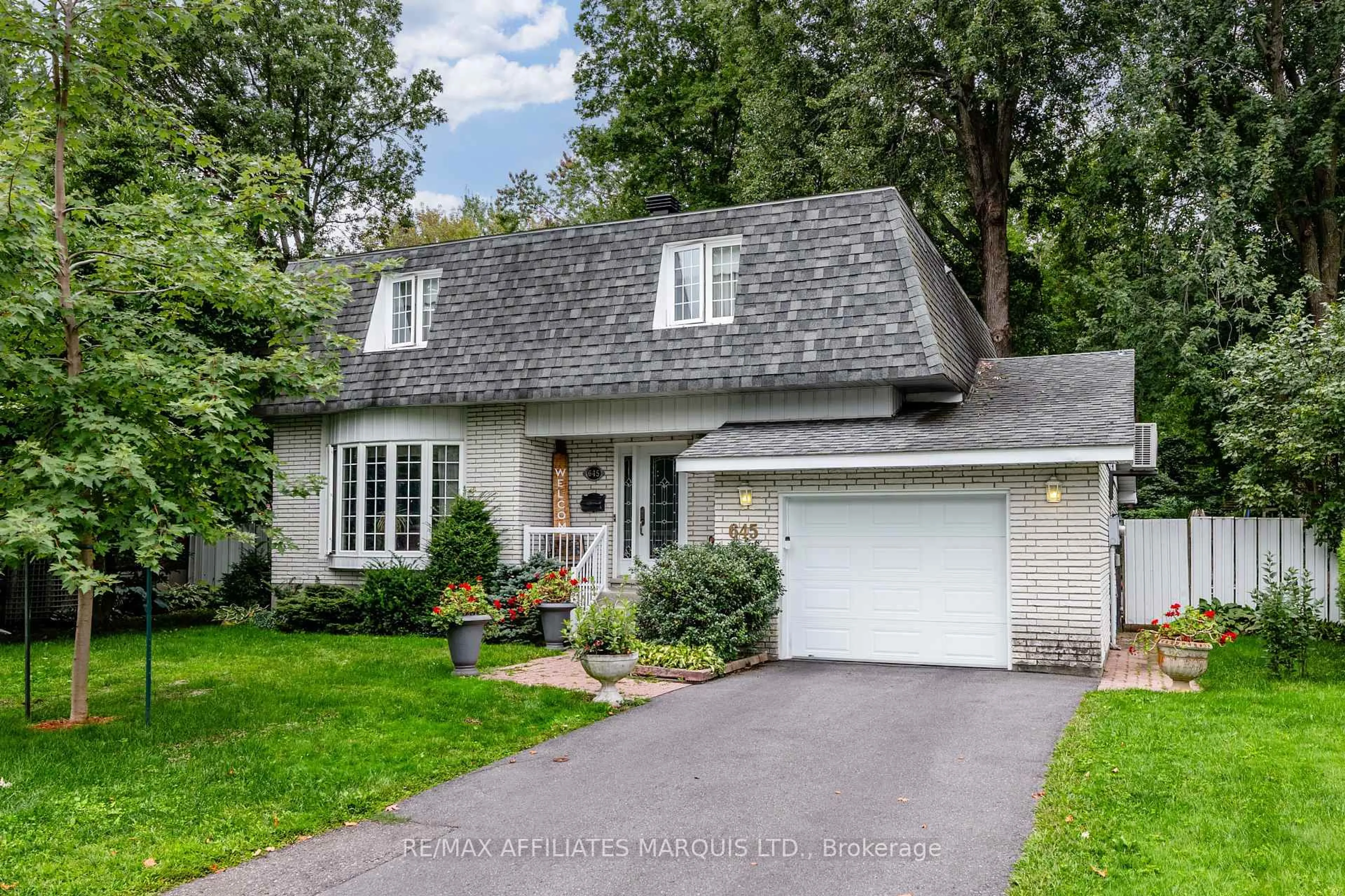 Home with vinyl exterior material, street for 645 Dundas Cres, Cornwall Ontario K6H 6L1