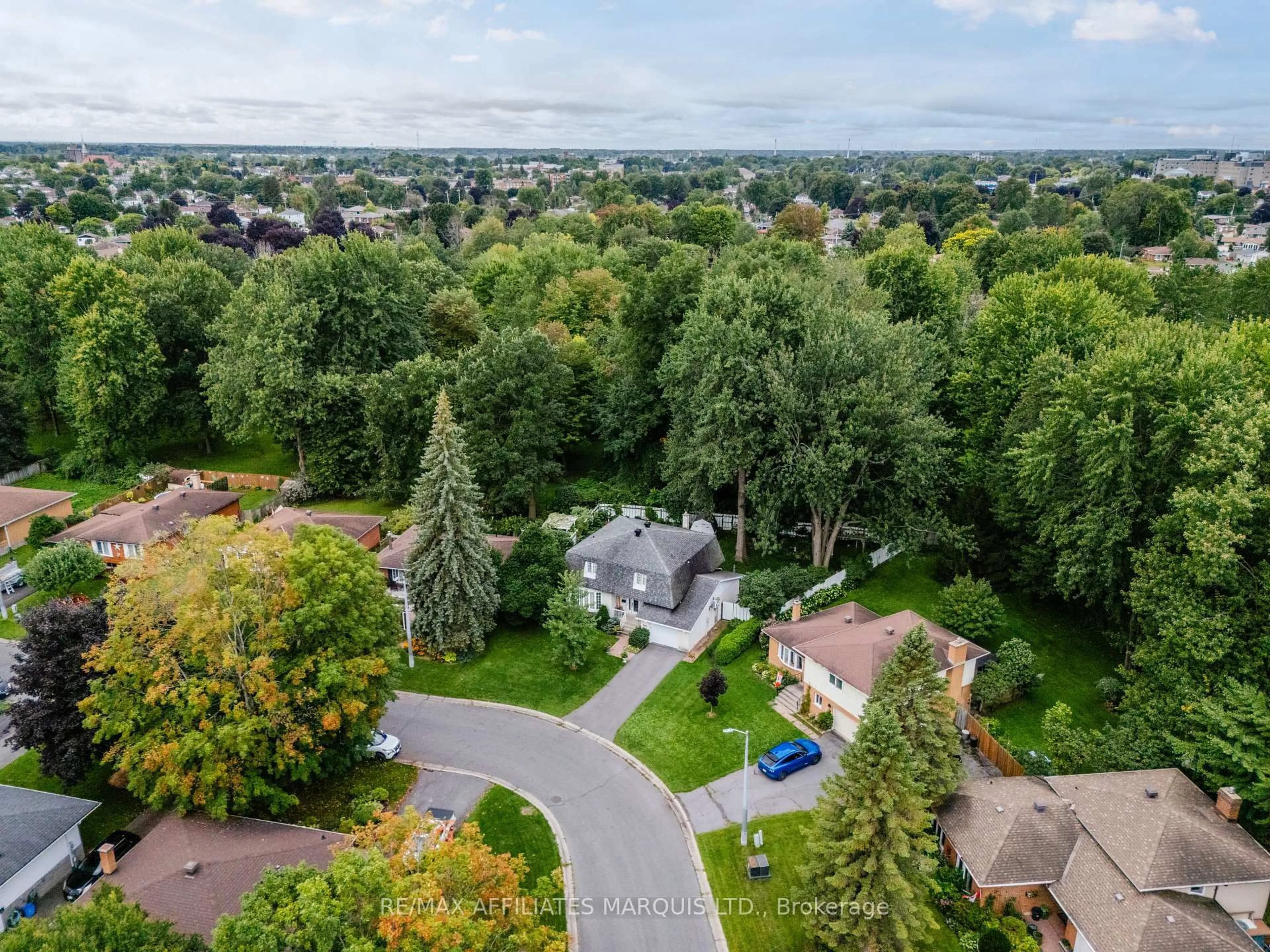 A pic from outside/outdoor area/front of a property/back of a property/a pic from drone, unknown for 645 Dundas Cres, Cornwall Ontario K6H 6L1