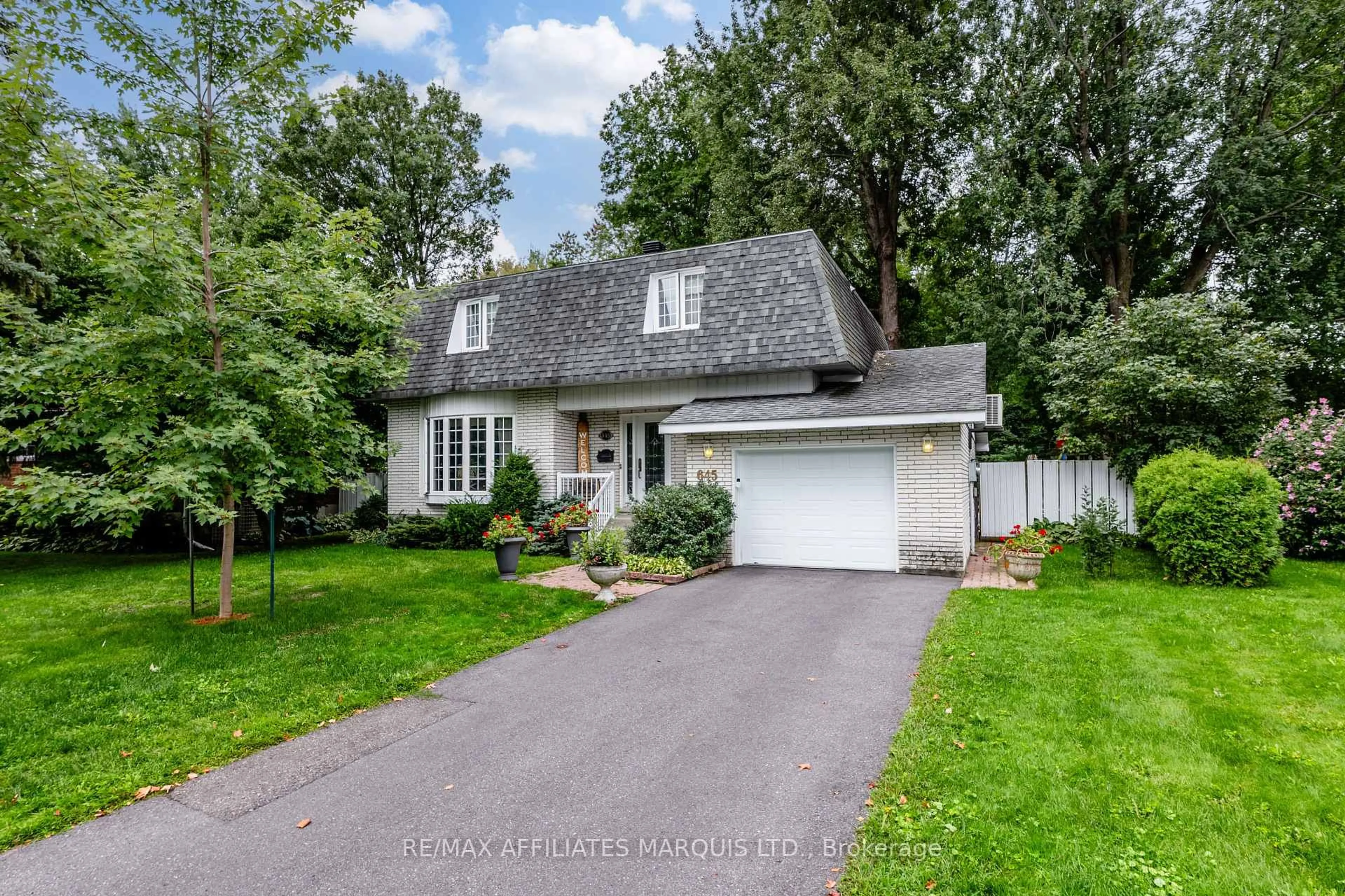 Home with vinyl exterior material, street for 645 Dundas Cres, Cornwall Ontario K6H 6L1