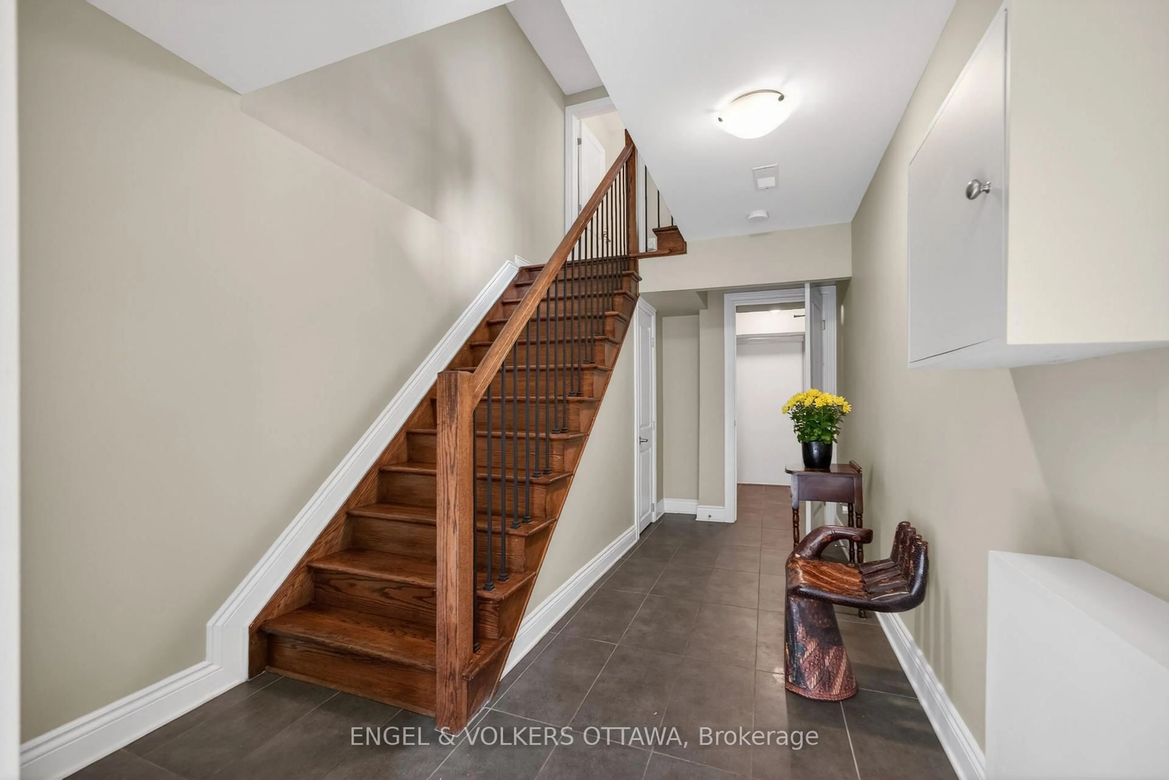 Indoor entryway for 1896 Carling Ave, Ottawa Ontario K2A 1E7