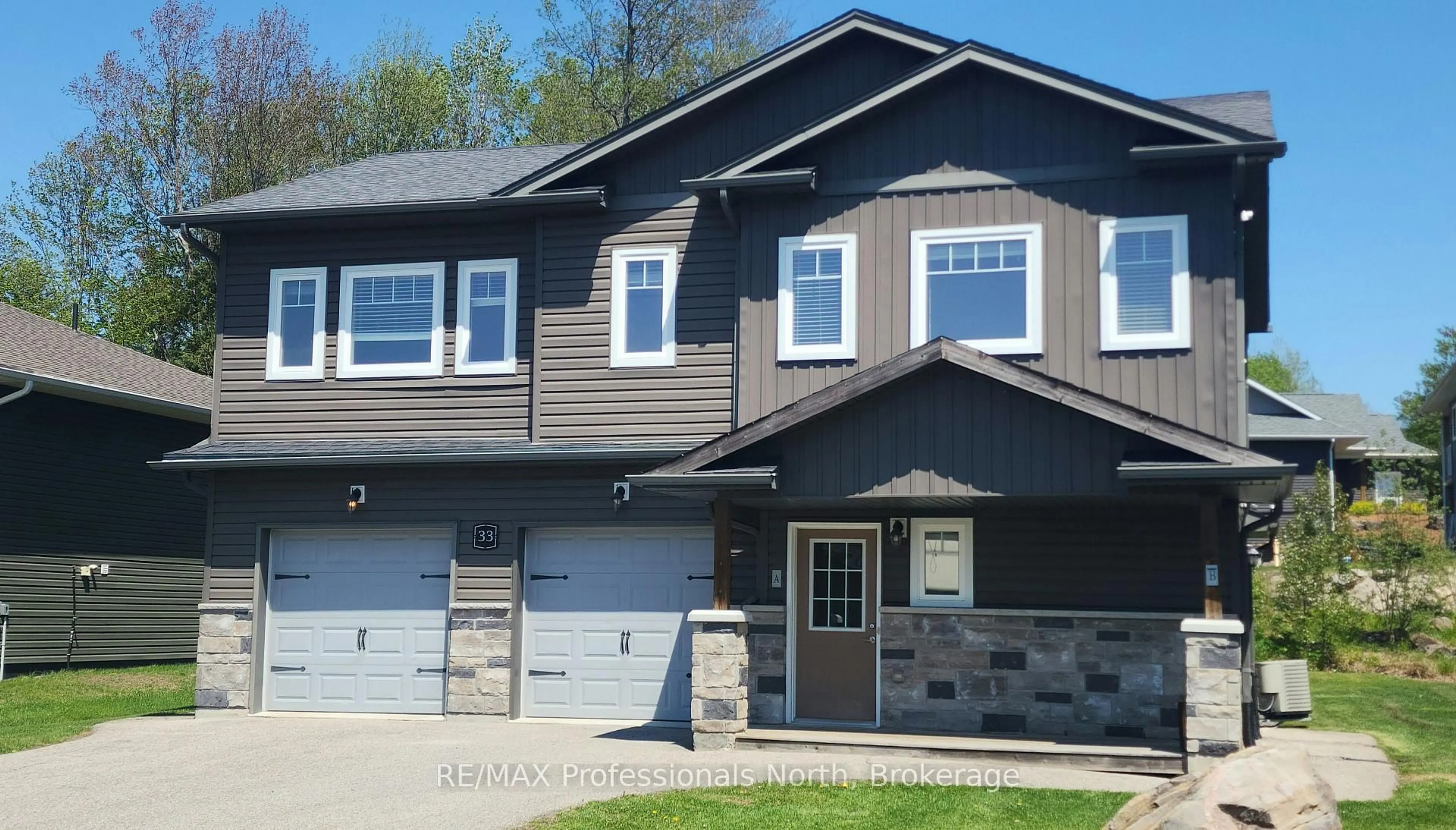 Home with vinyl exterior material, street for 33 Goodwin Dr, Huntsville Ontario P1H 2R3