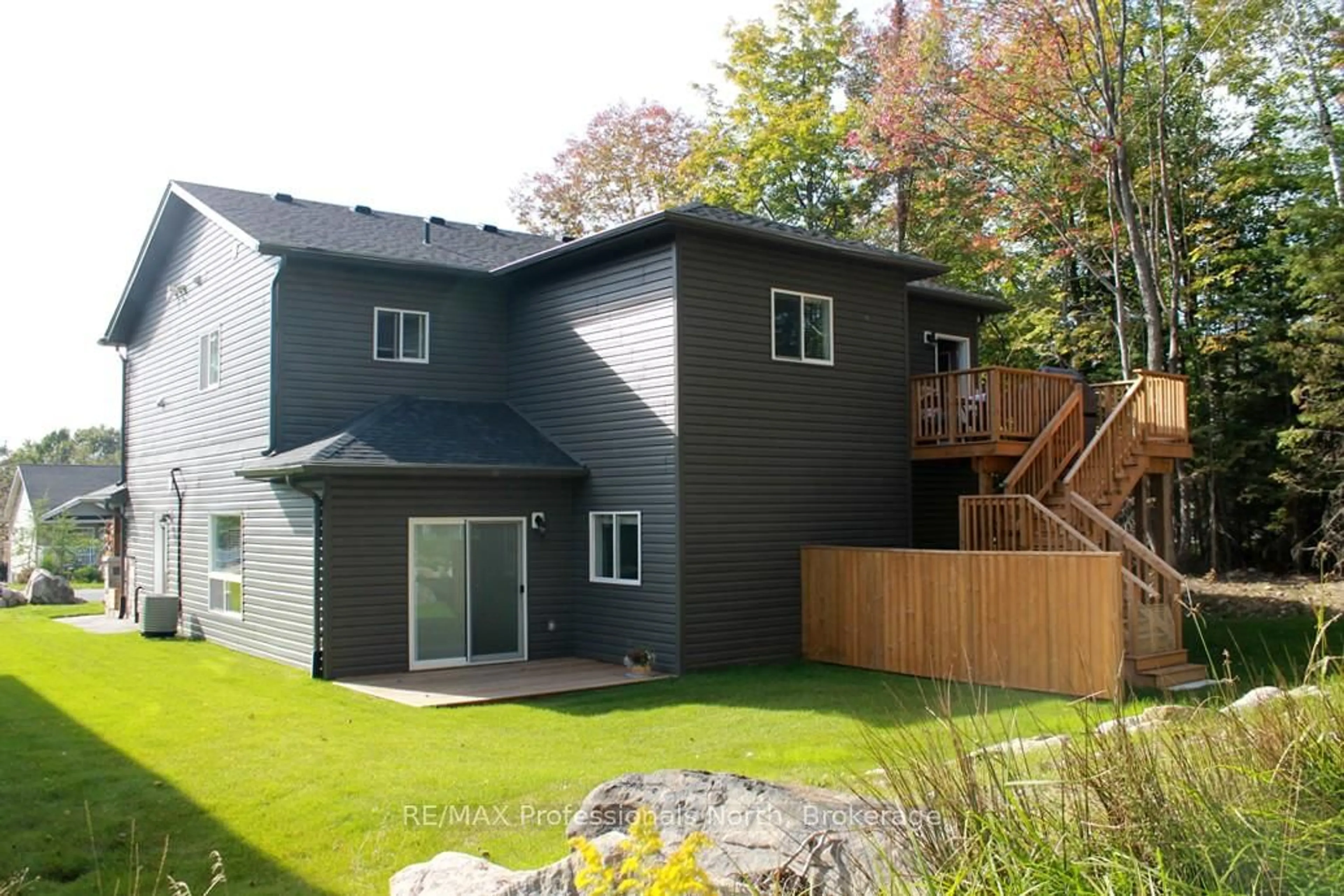 Home with vinyl exterior material, unknown for 33 Goodwin Dr, Huntsville Ontario P1H 2R3