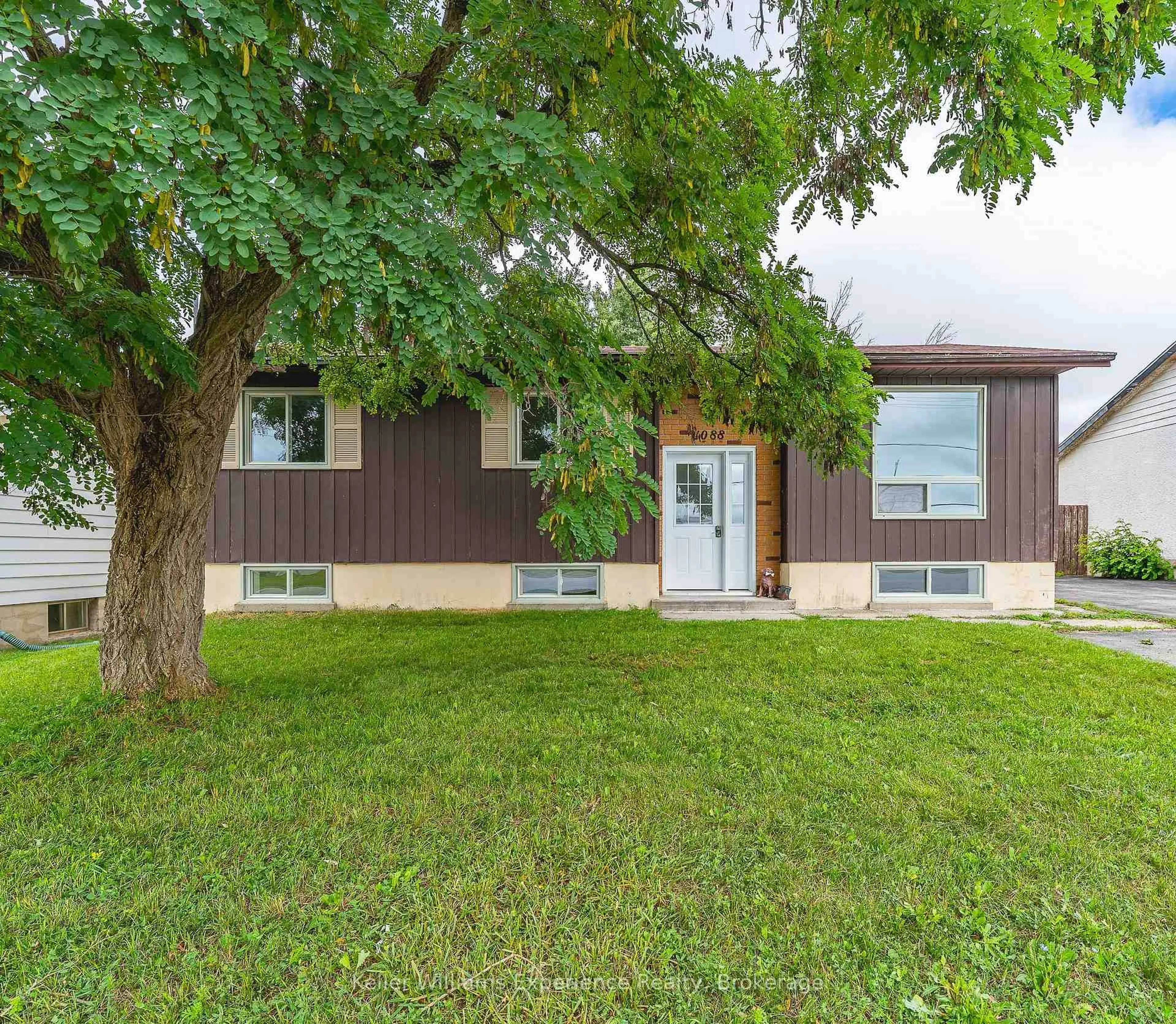 Home with vinyl exterior material, street for 1088 8th St, Owen Sound Ontario N4K 1M6