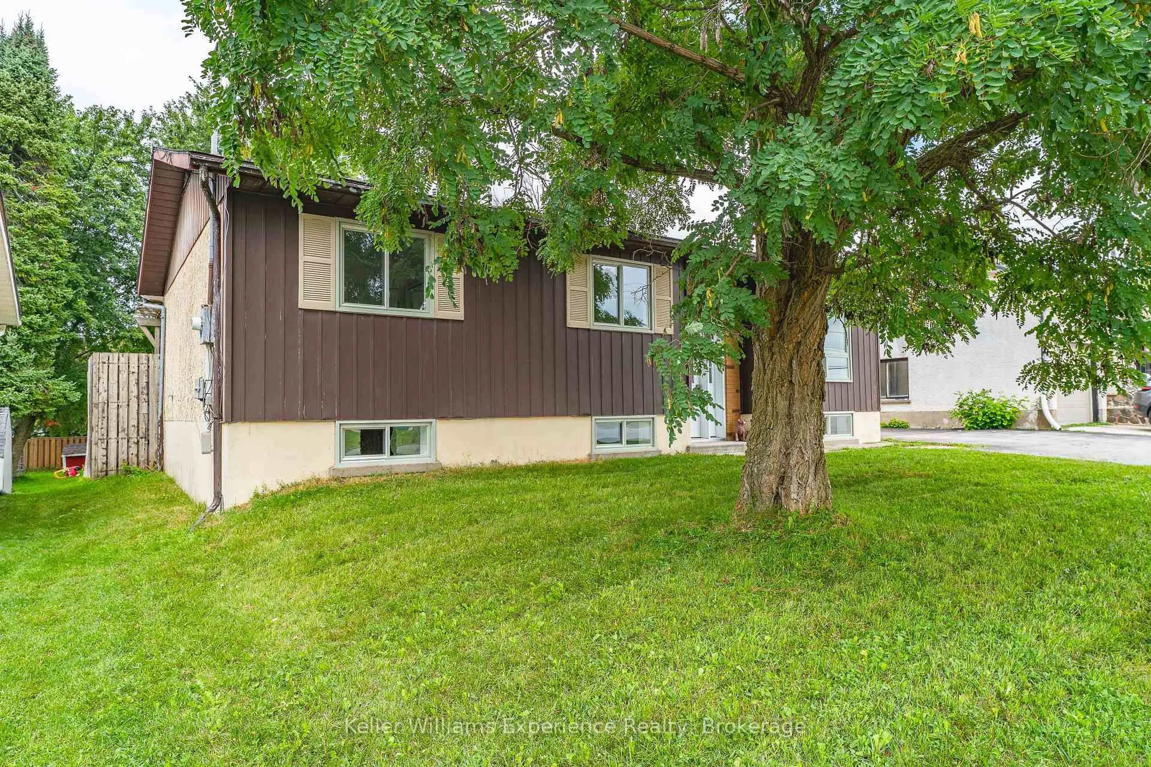 Home with vinyl exterior material, street for 1088 8th St, Owen Sound Ontario N4K 1M6
