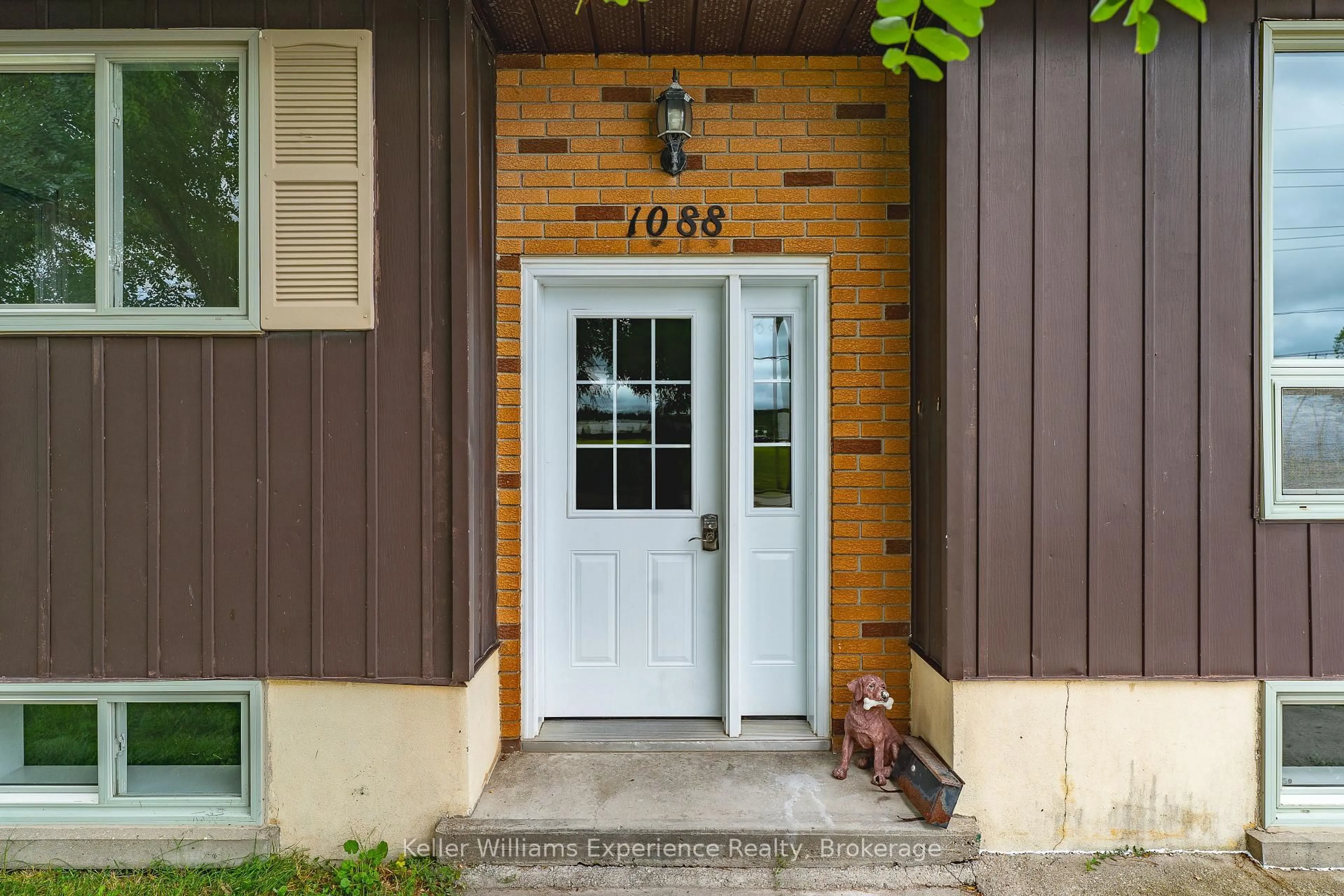 Indoor entryway for 1088 8th St, Owen Sound Ontario N4K 1M6