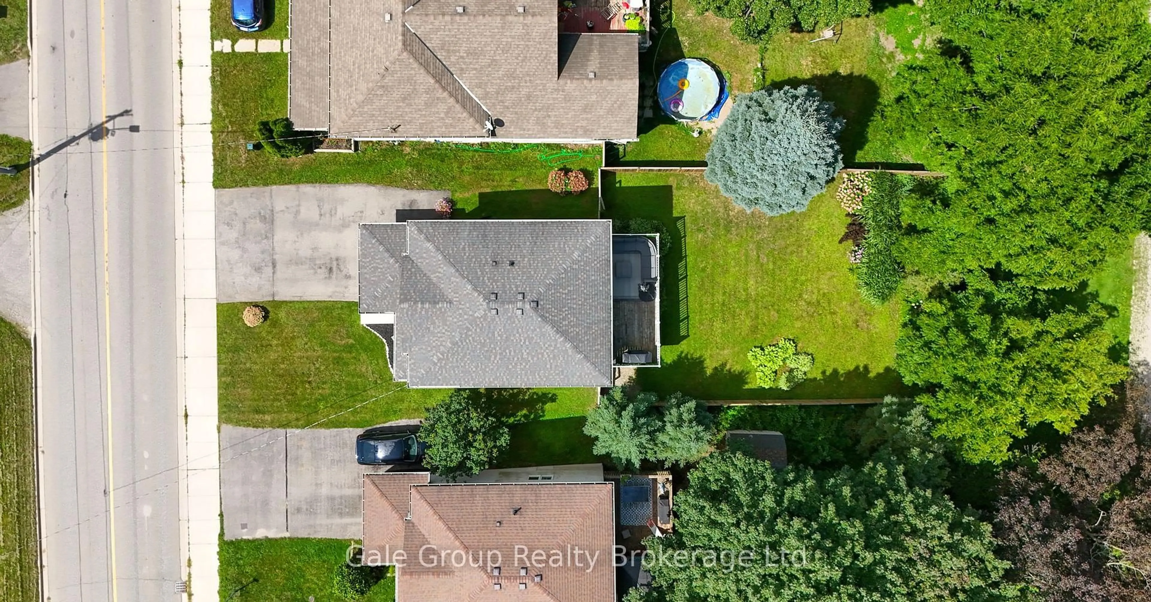 A pic from outside/outdoor area/front of a property/back of a property/a pic from drone, street for 216 Thames St, Ingersoll Ontario N5C 3E4