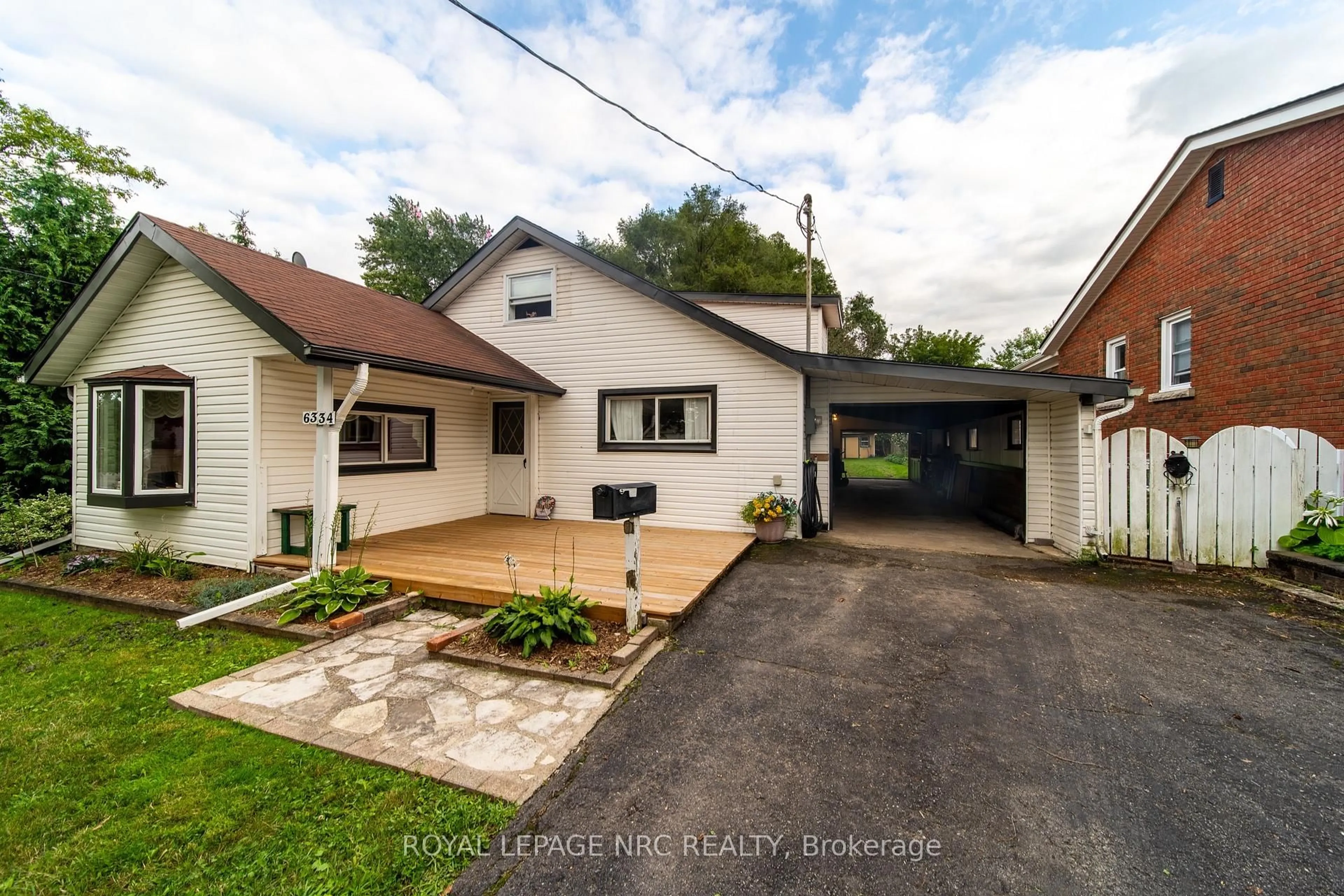 A pic from outside/outdoor area/front of a property/back of a property/a pic from drone, street for 6334 Frederica St, Niagara Falls Ontario L2G 1C4