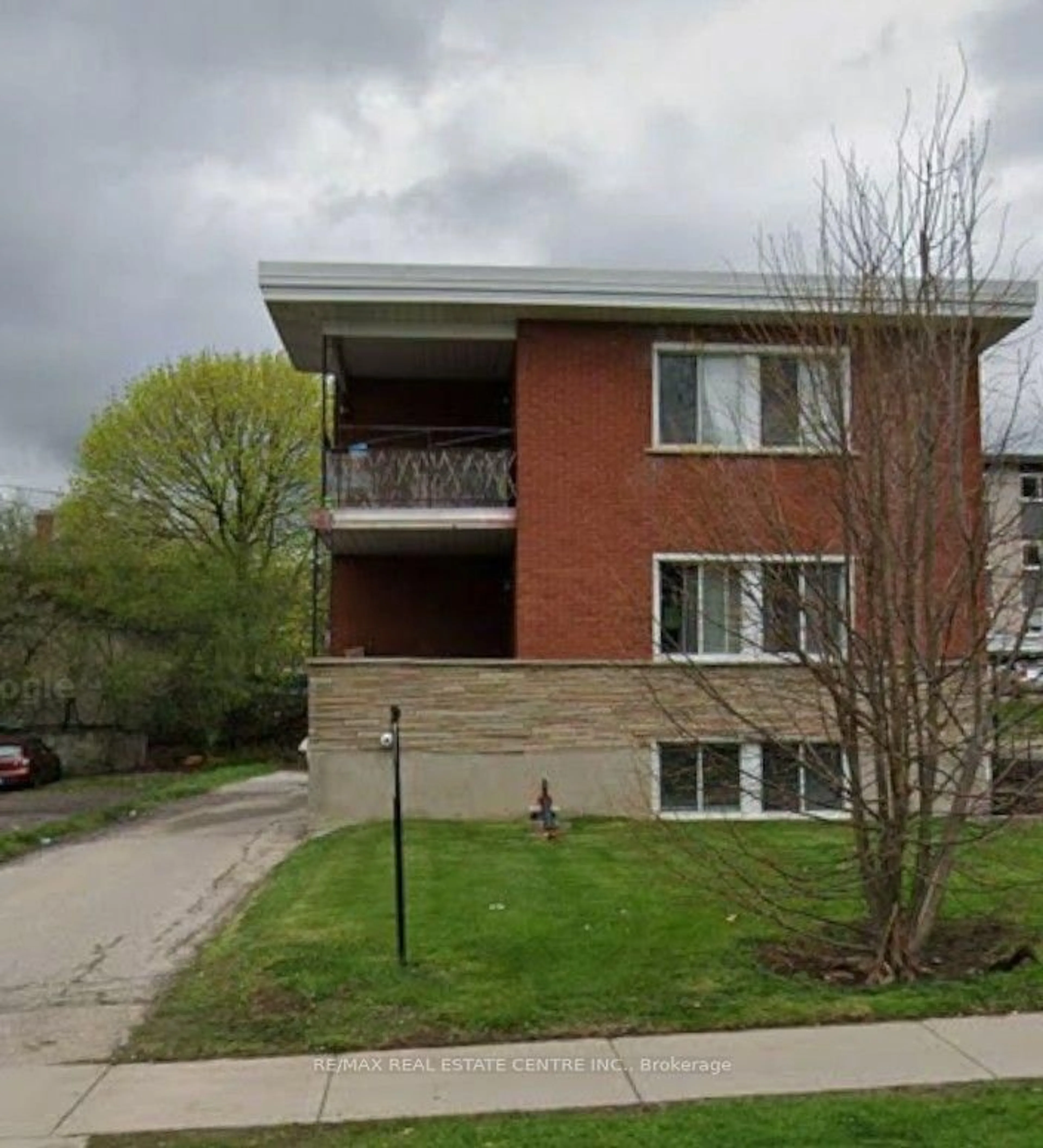 Home with brick exterior material, building for 18 High St, Waterloo Ontario N2L 3X6