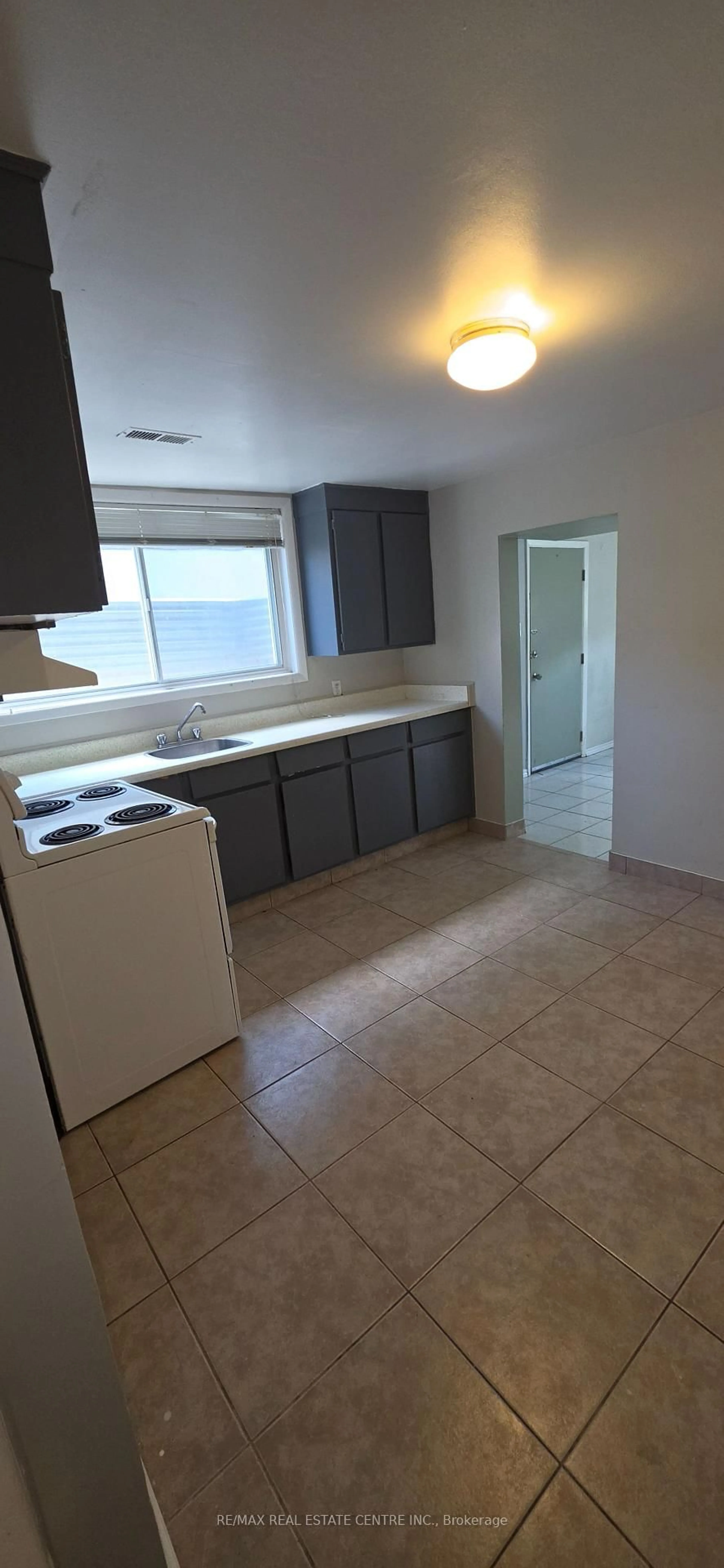 Standard kitchen, ceramic/tile floor for 18 High St, Waterloo Ontario N2L 3X6