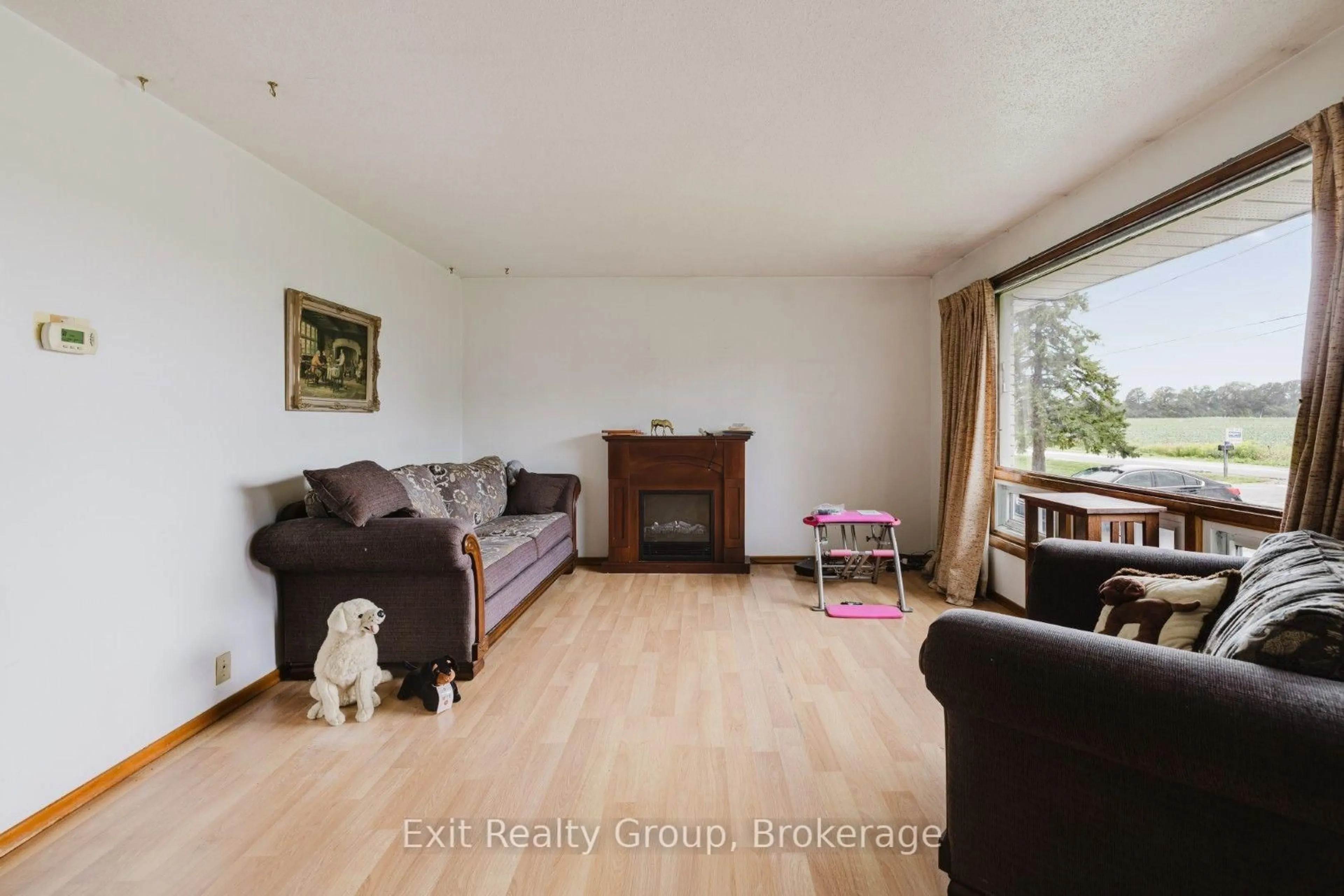 Living room with furniture, wood/laminate floor for 142 Sunningdale Dr, Belleville Ontario K8N 4Z5