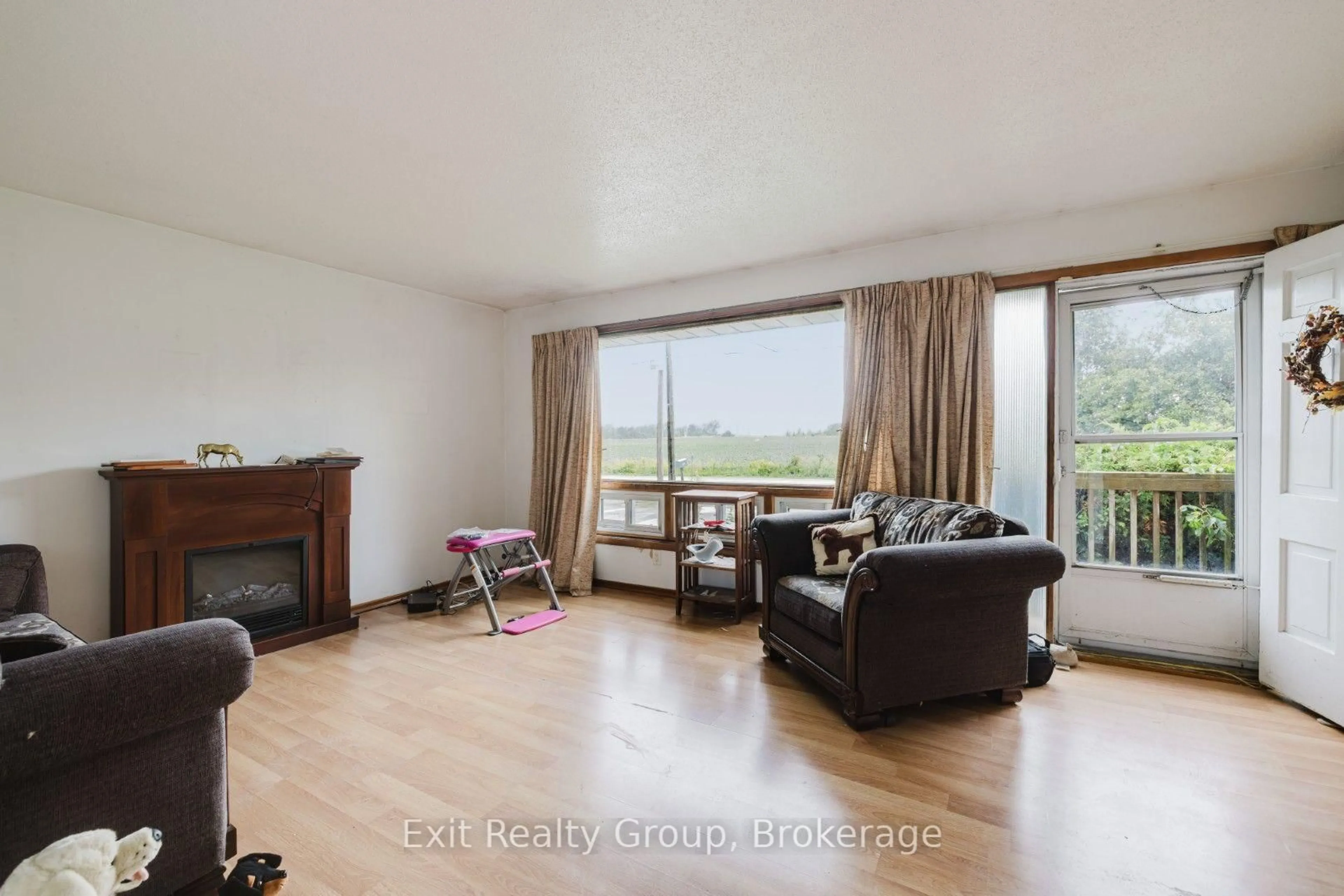 Living room with furniture, wood/laminate floor for 142 Sunningdale Dr, Belleville Ontario K8N 4Z5