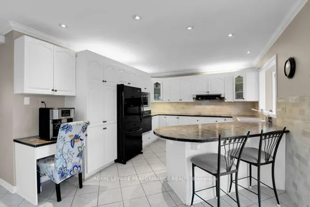 401 Phoenix Cres, Orleans 2