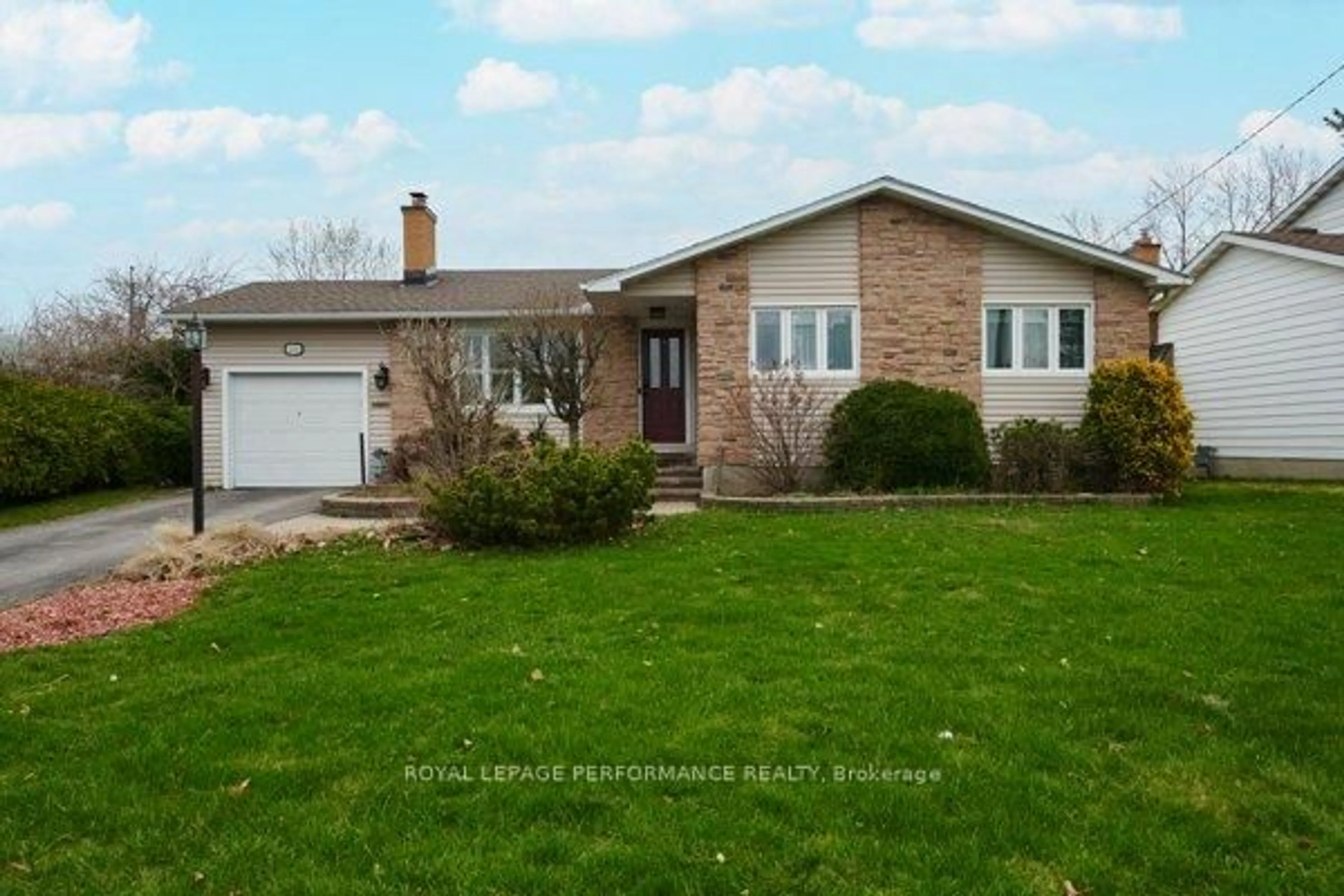 Home with vinyl exterior material, street for 401 Phoenix Cres, Orleans Ontario K1E 1V6