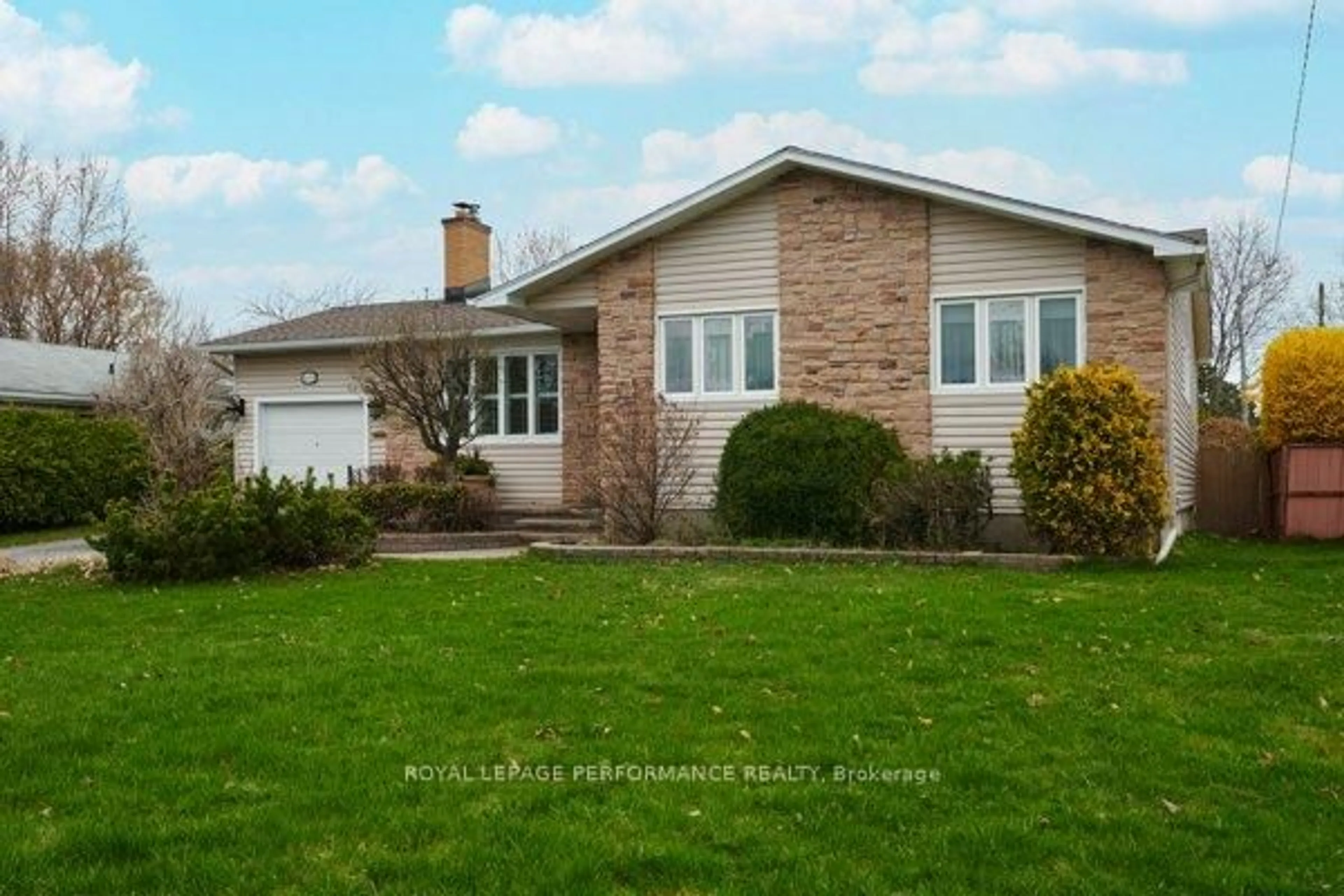 Home with vinyl exterior material, street for 401 Phoenix Cres, Orleans Ontario K1E 1V6