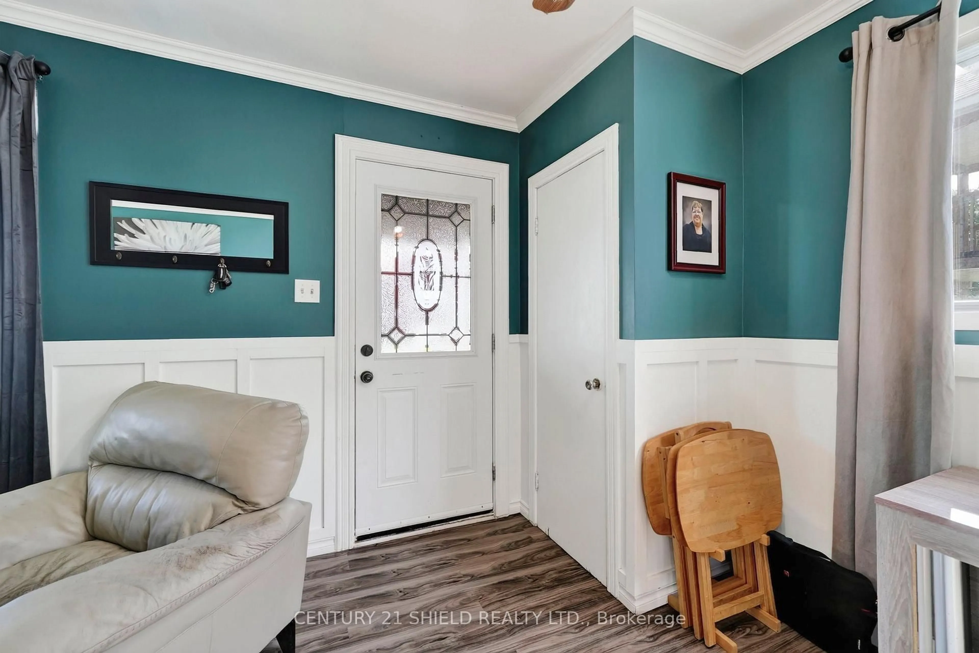 Indoor entryway for 712 First St, Cornwall Ontario K6H 1M4