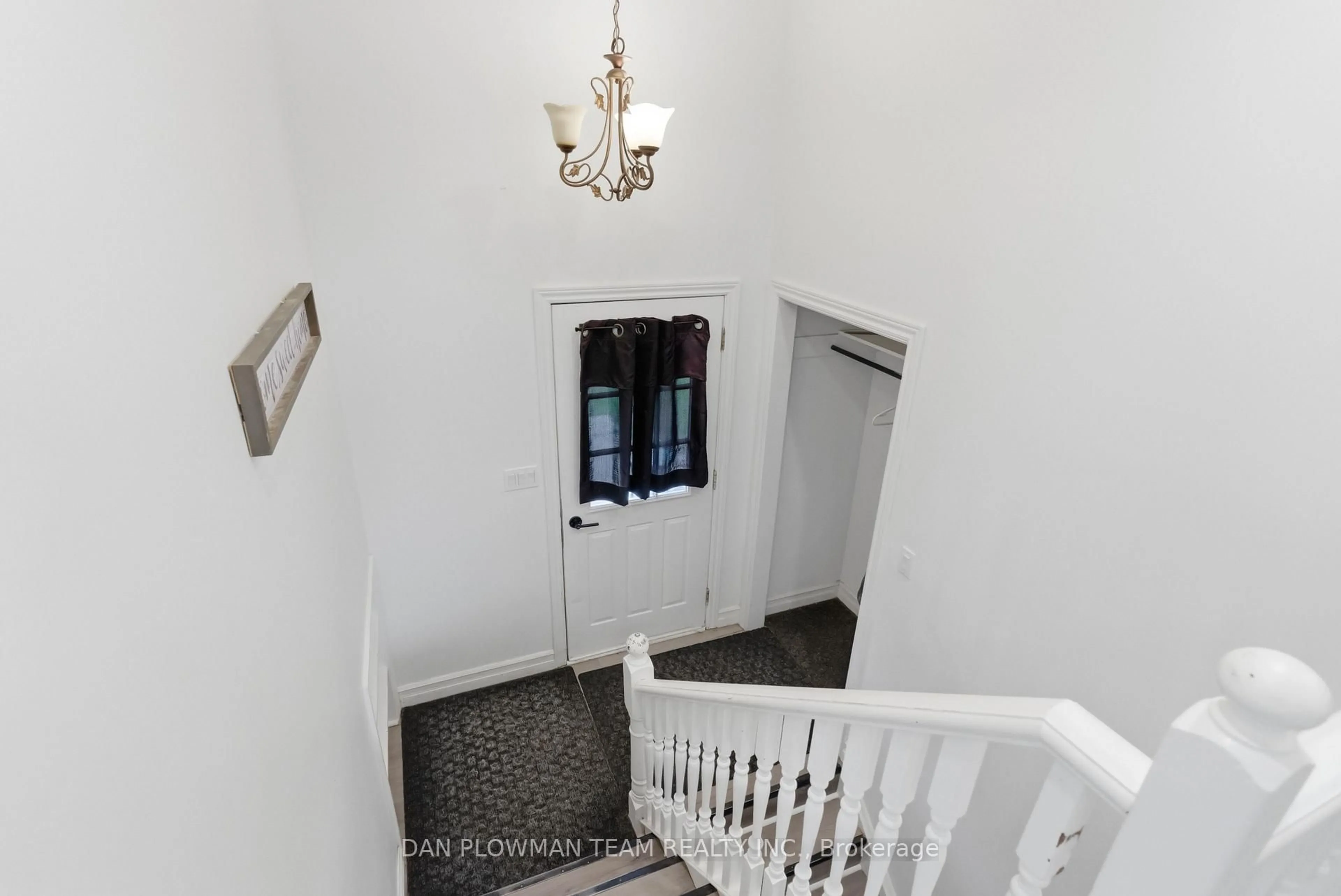 Indoor foyer for 29 Hywood Rd, Otonabee-South Monaghan Ontario K9J 6X7