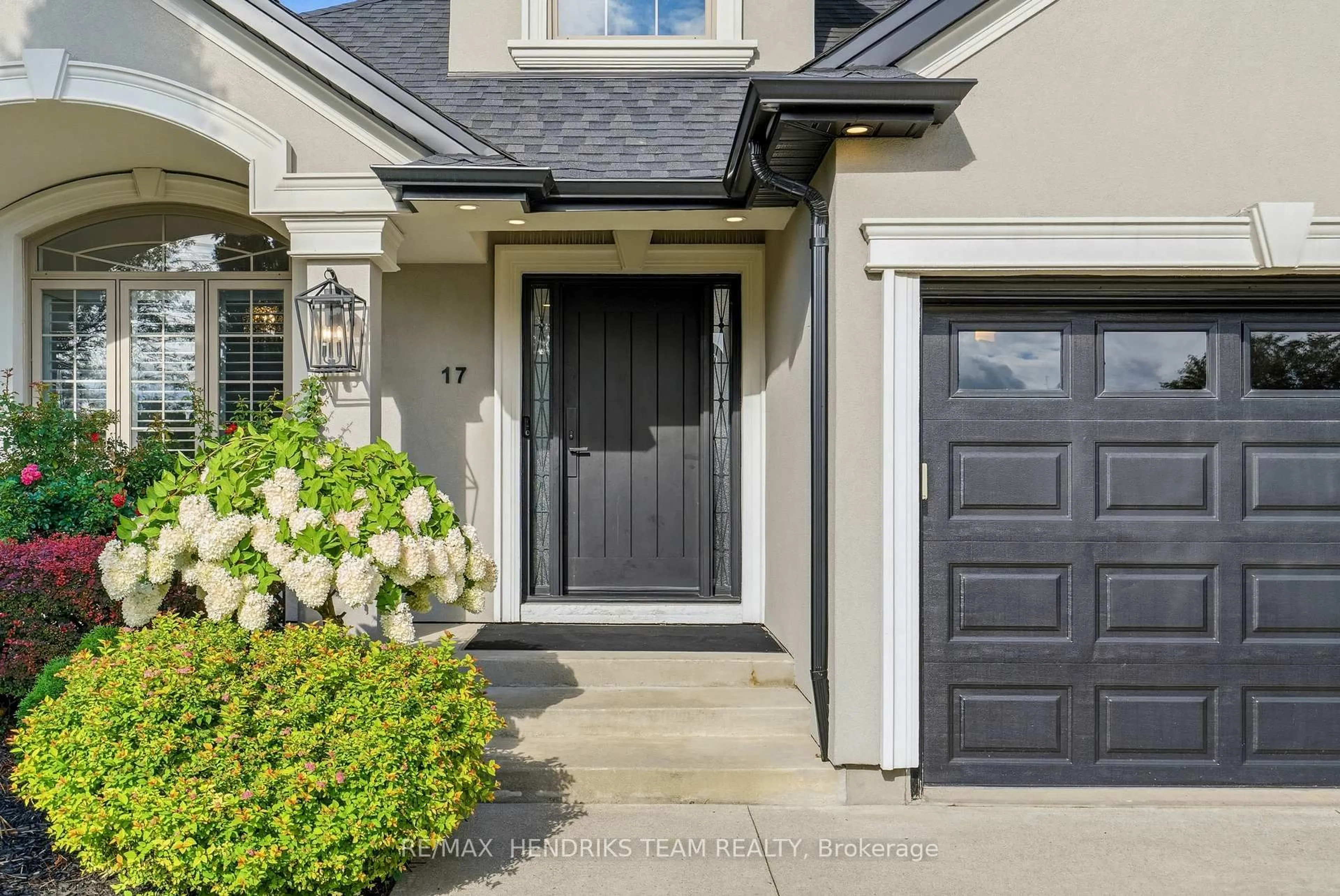 Indoor entryway for 17 First Street Louth, St. Catharines Ontario L2W 1C7