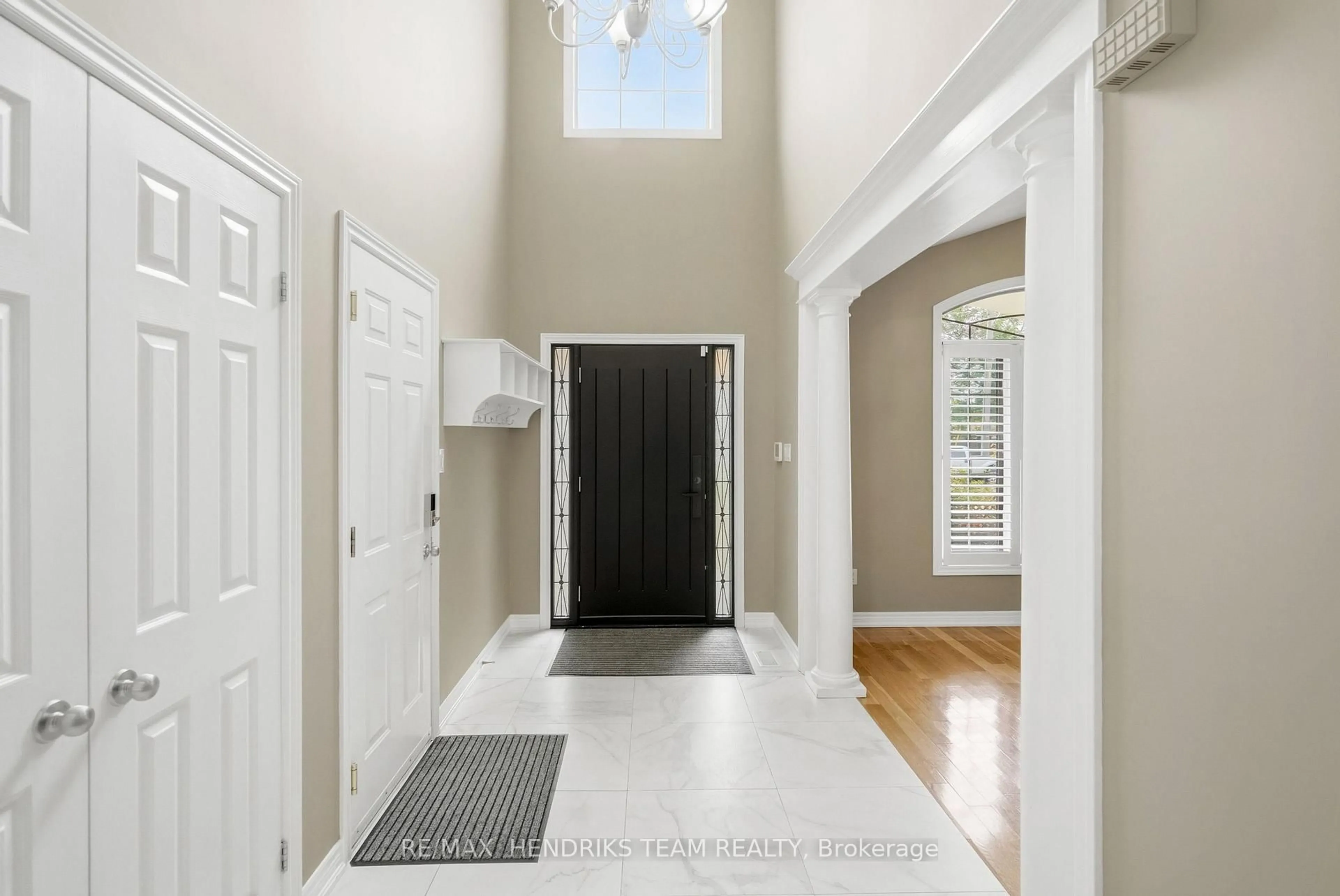 Indoor entryway for 17 First Street Louth, St. Catharines Ontario L2W 1C7