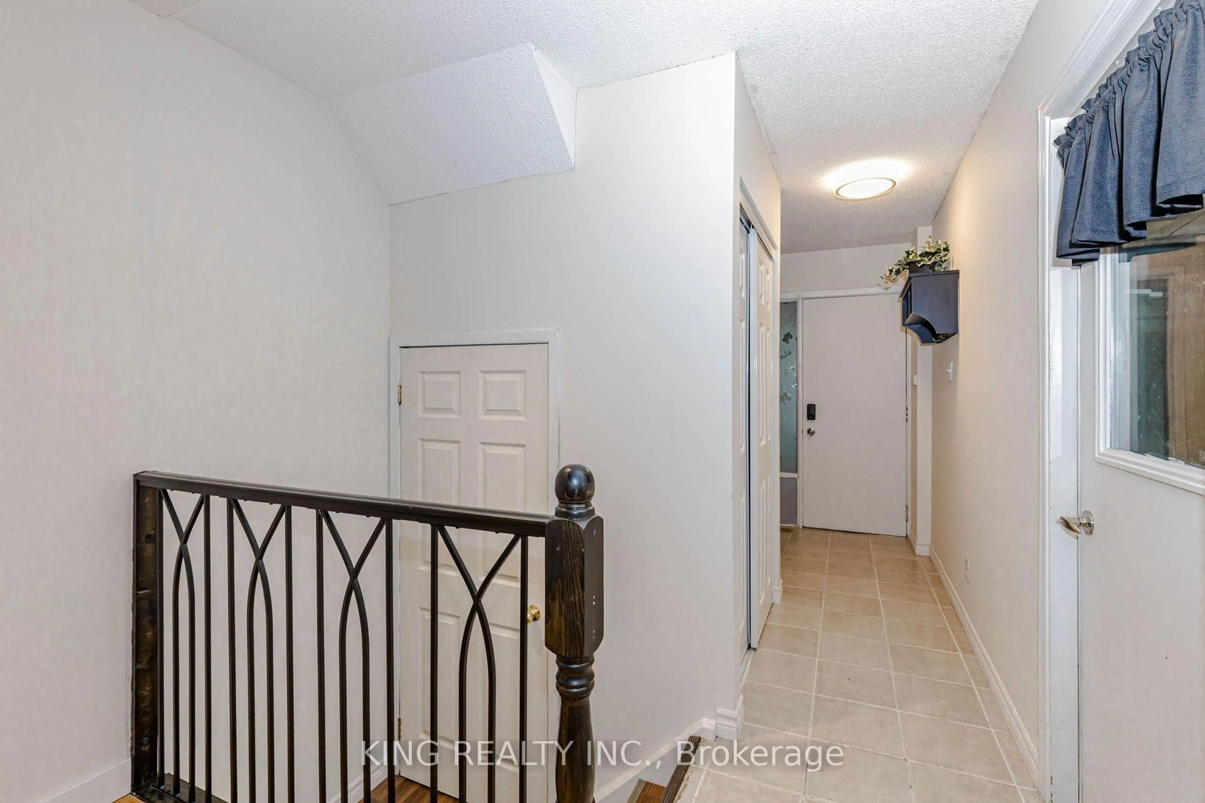 Indoor entryway for 46 Cedarwoods Cres #6, Kitchener Ontario N2C 2L7
