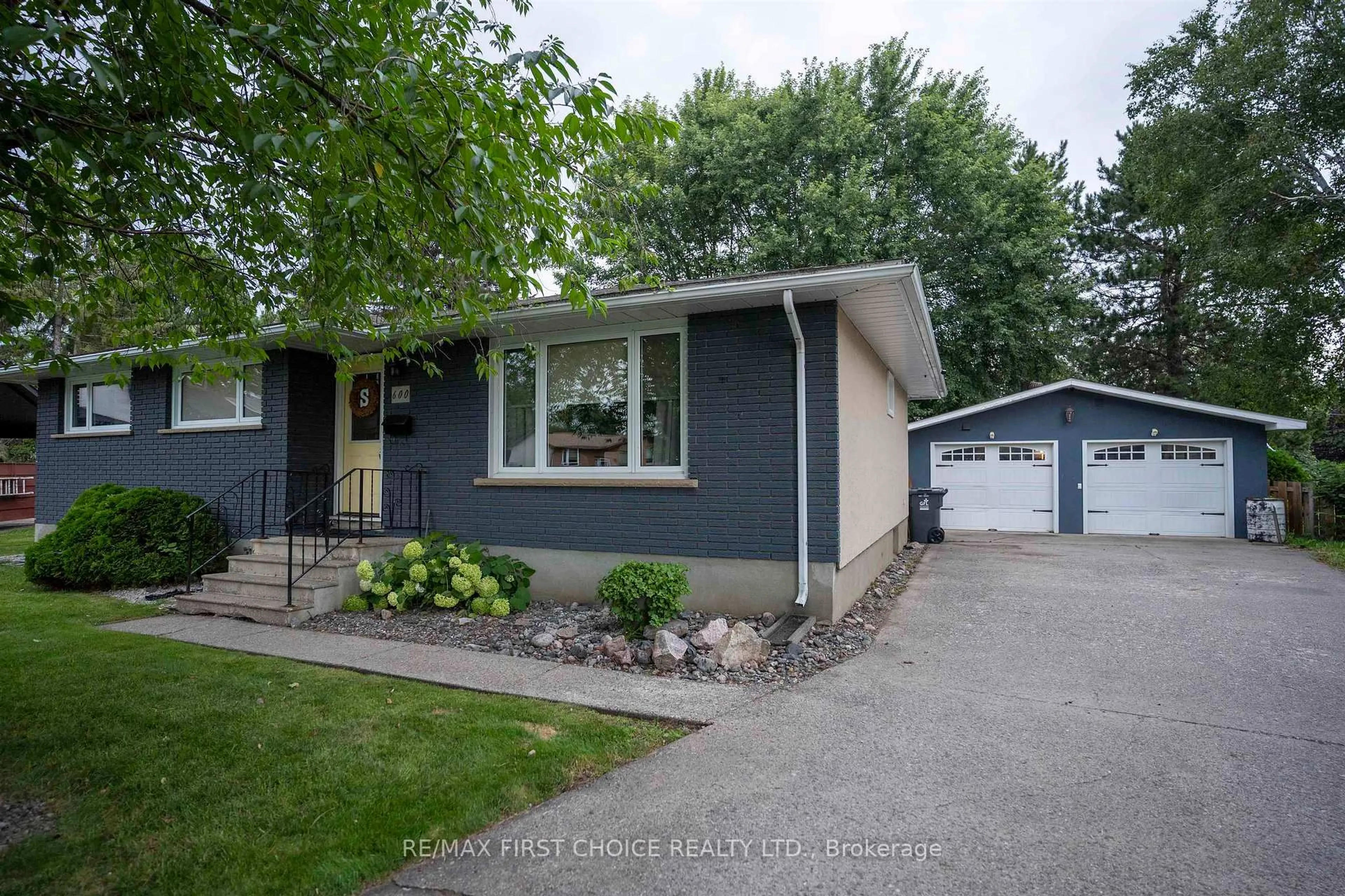 Home with vinyl exterior material, street for 600 Ashdale Pl, Thunder Bay Ontario P7E 3M6