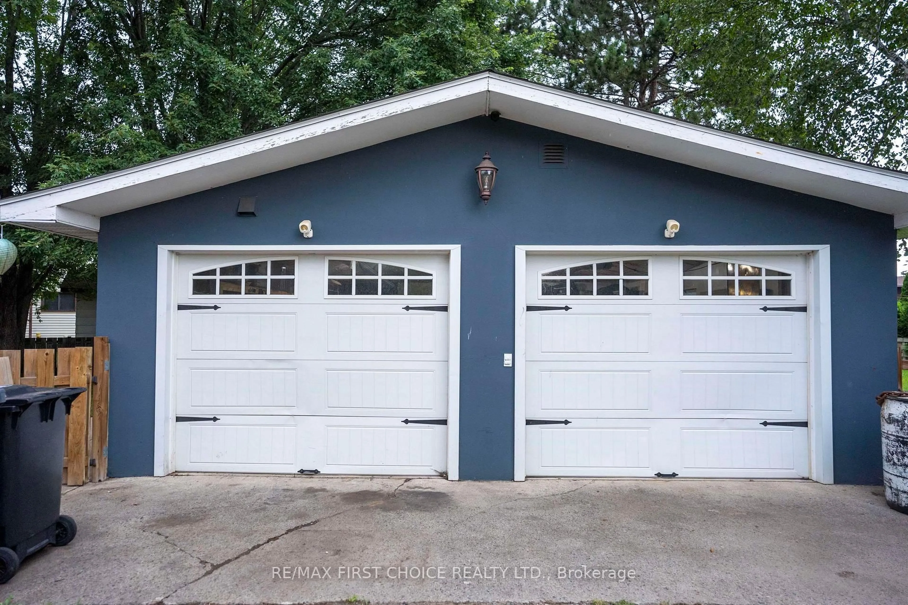 Indoor garage for 600 Ashdale Pl, Thunder Bay Ontario P7E 3M6