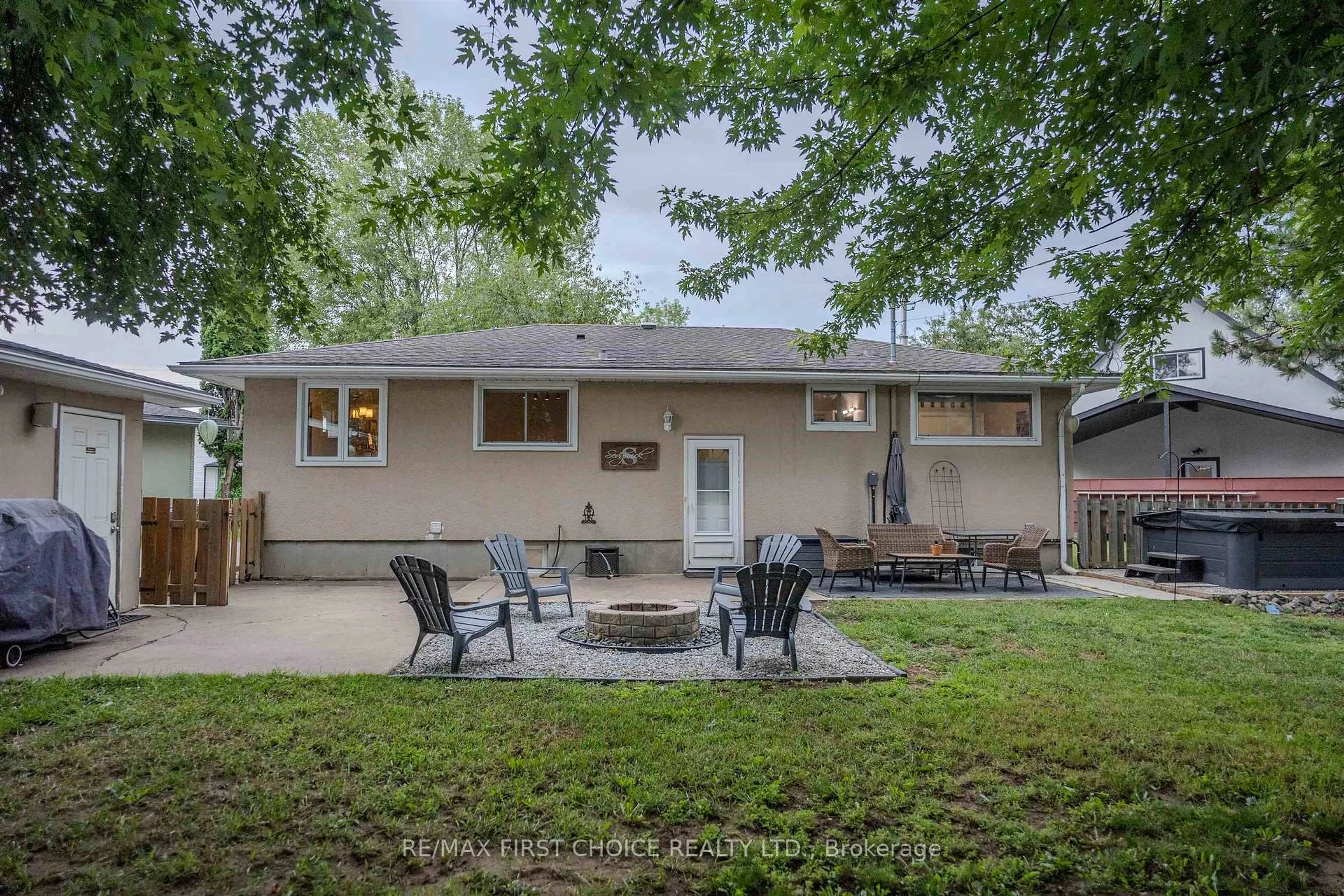 Patio, street for 600 Ashdale Pl, Thunder Bay Ontario P7E 3M6