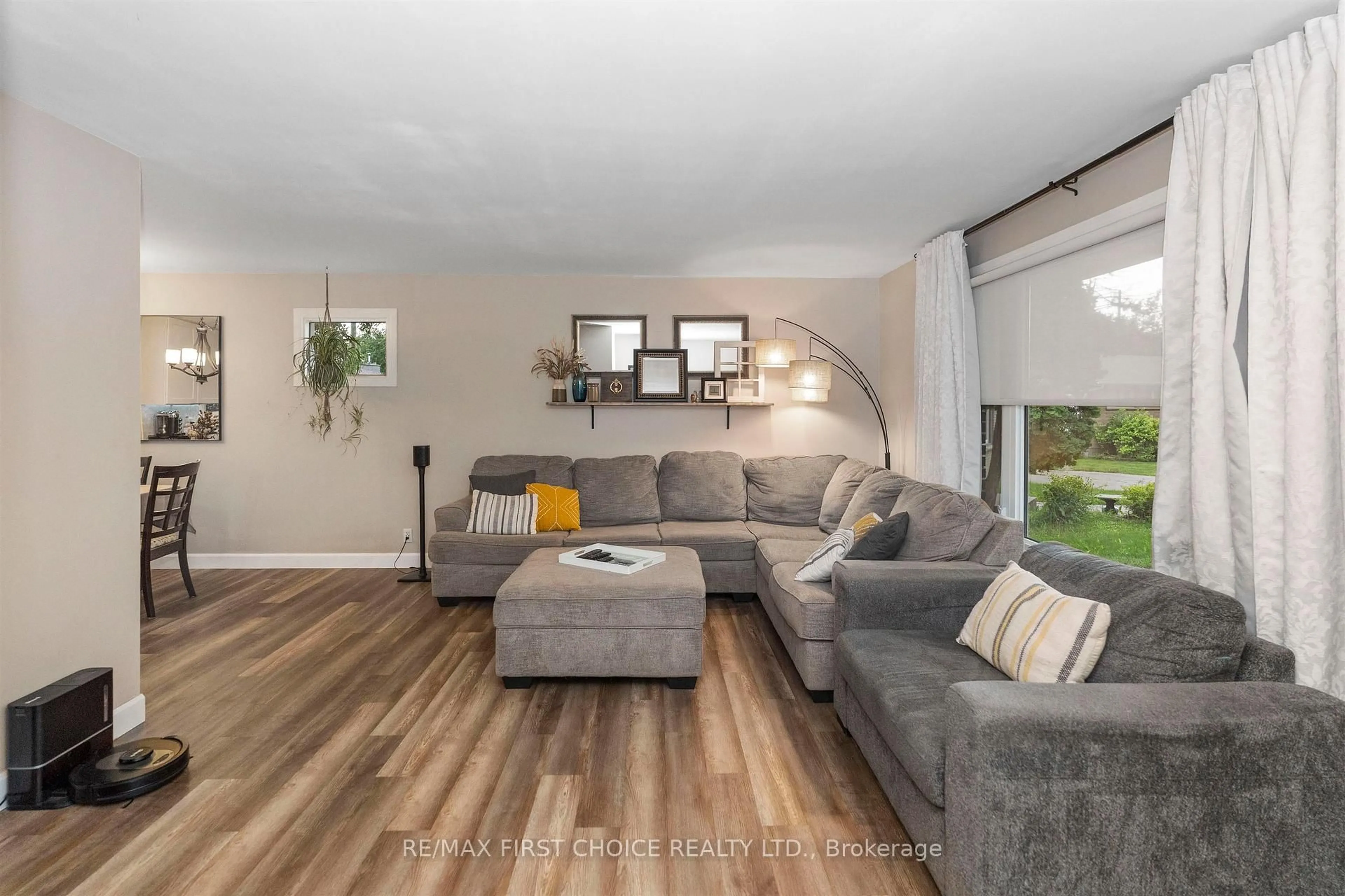 Living room with furniture, wood/laminate floor for 600 Ashdale Pl, Thunder Bay Ontario P7E 3M6