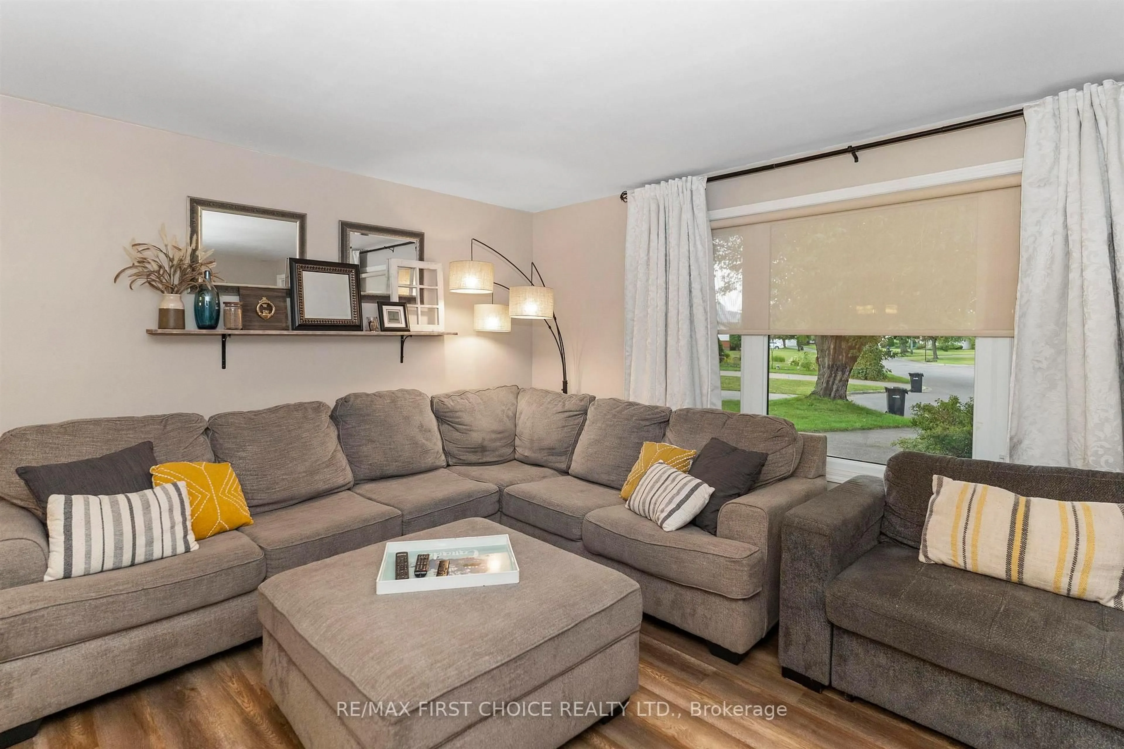 Living room with furniture, wood/laminate floor for 600 Ashdale Pl, Thunder Bay Ontario P7E 3M6