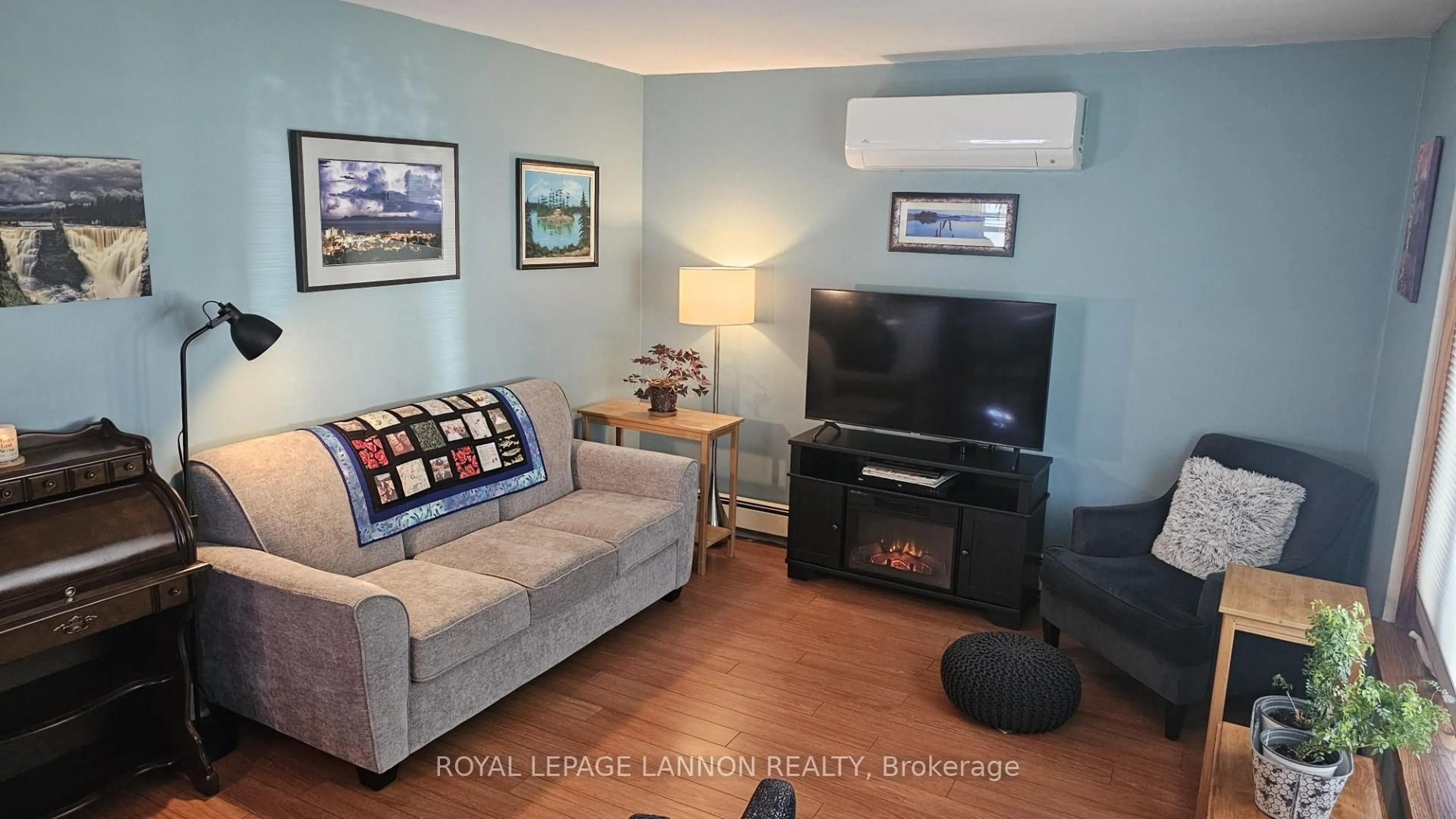 Living room with furniture, wood/laminate floor for 606 Kingsway, Thunder Bay Ontario P7E 2B1
