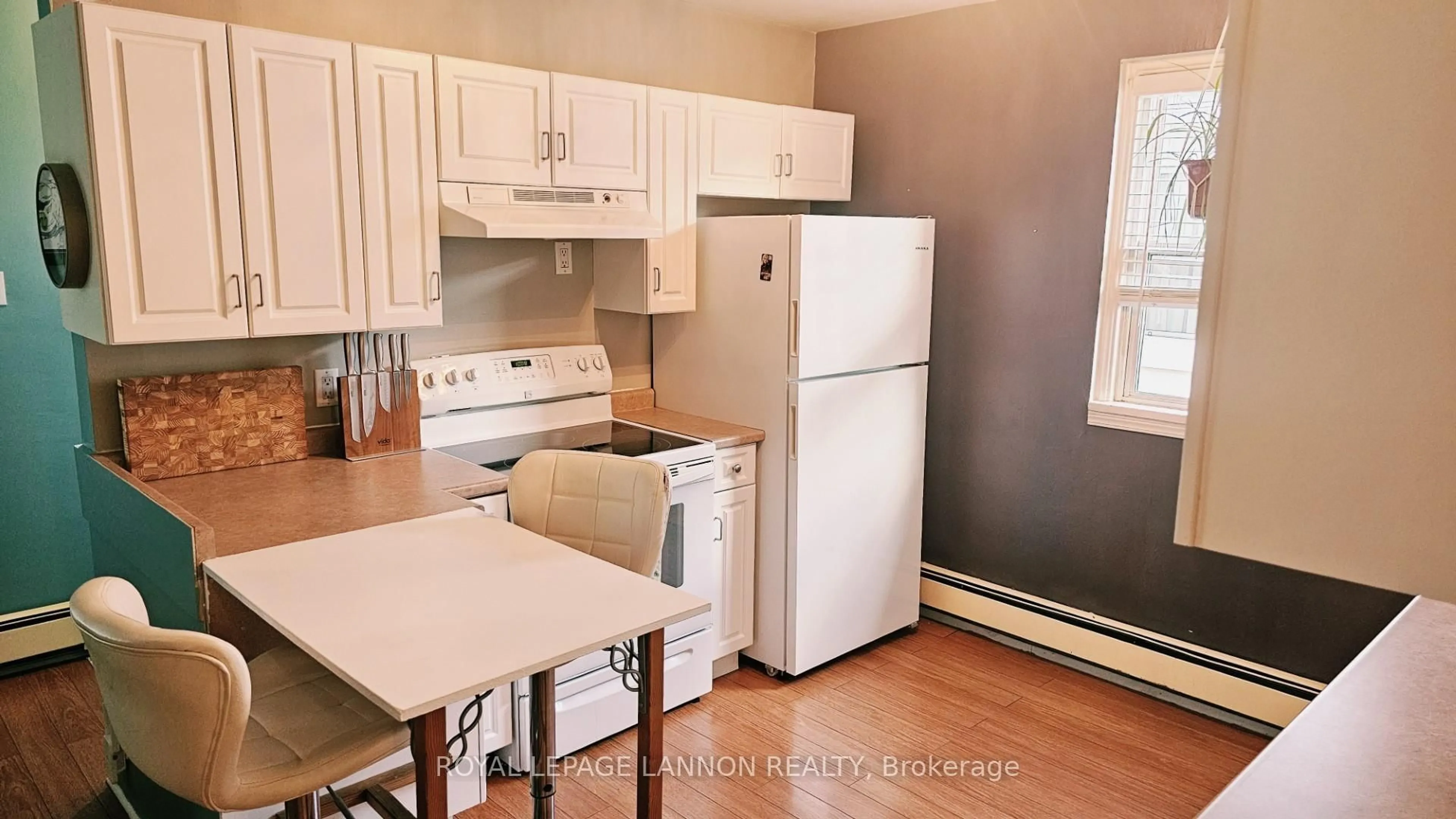 Standard kitchen, wood/laminate floor for 606 Kingsway, Thunder Bay Ontario P7E 2B1