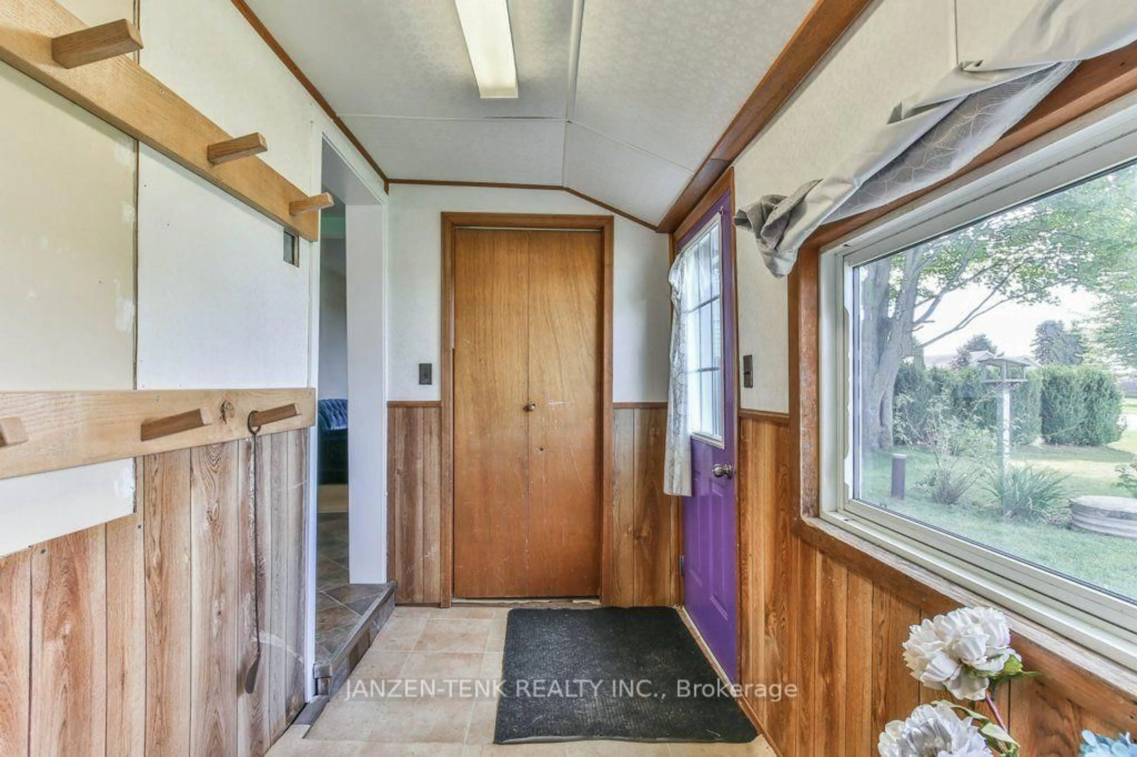Indoor entryway for 53418 Calton Line, Malahide Ontario N5H 2R5