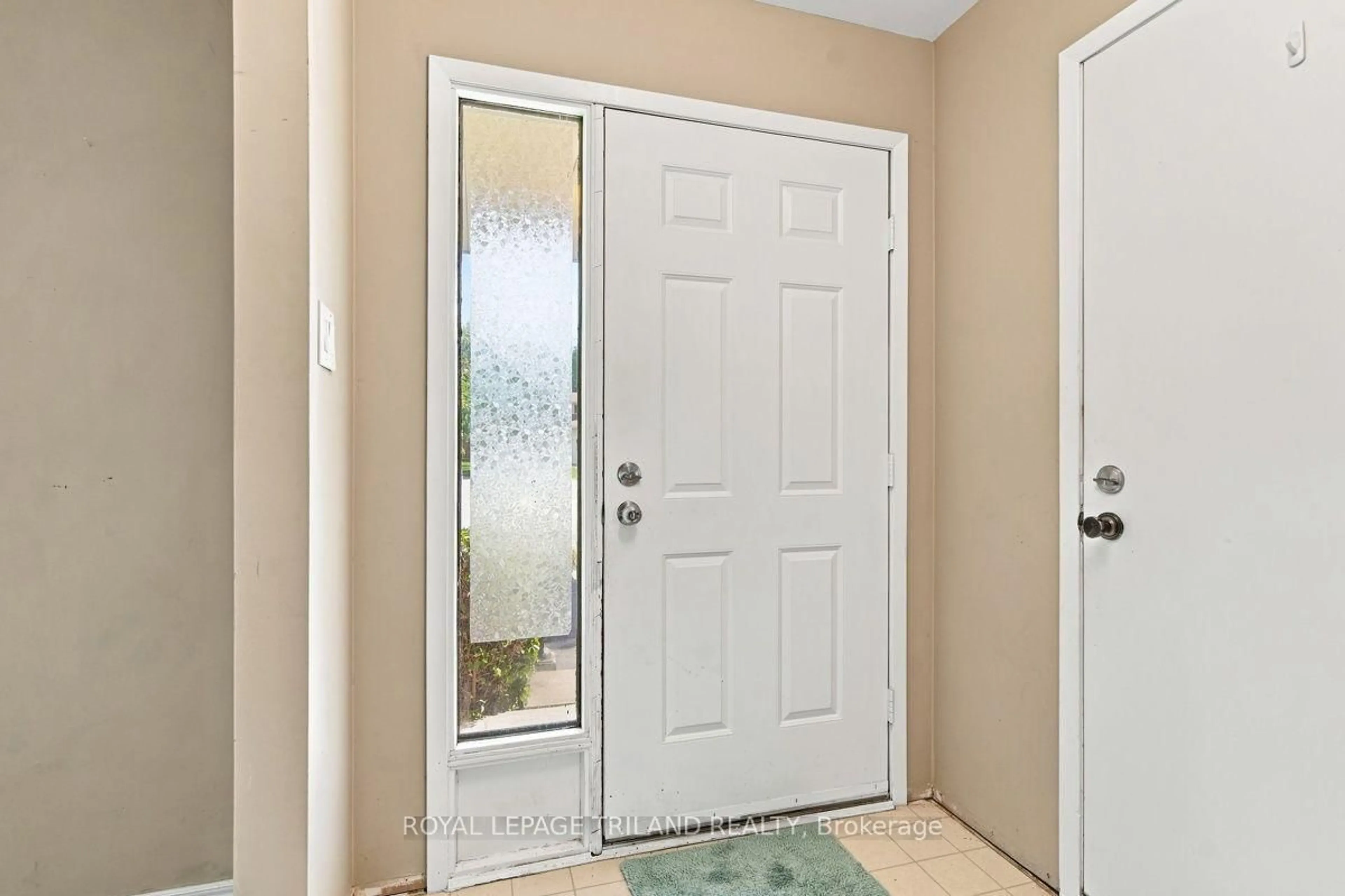 Indoor entryway for 184 Chesham Pl, London North Ontario N6G 3T7