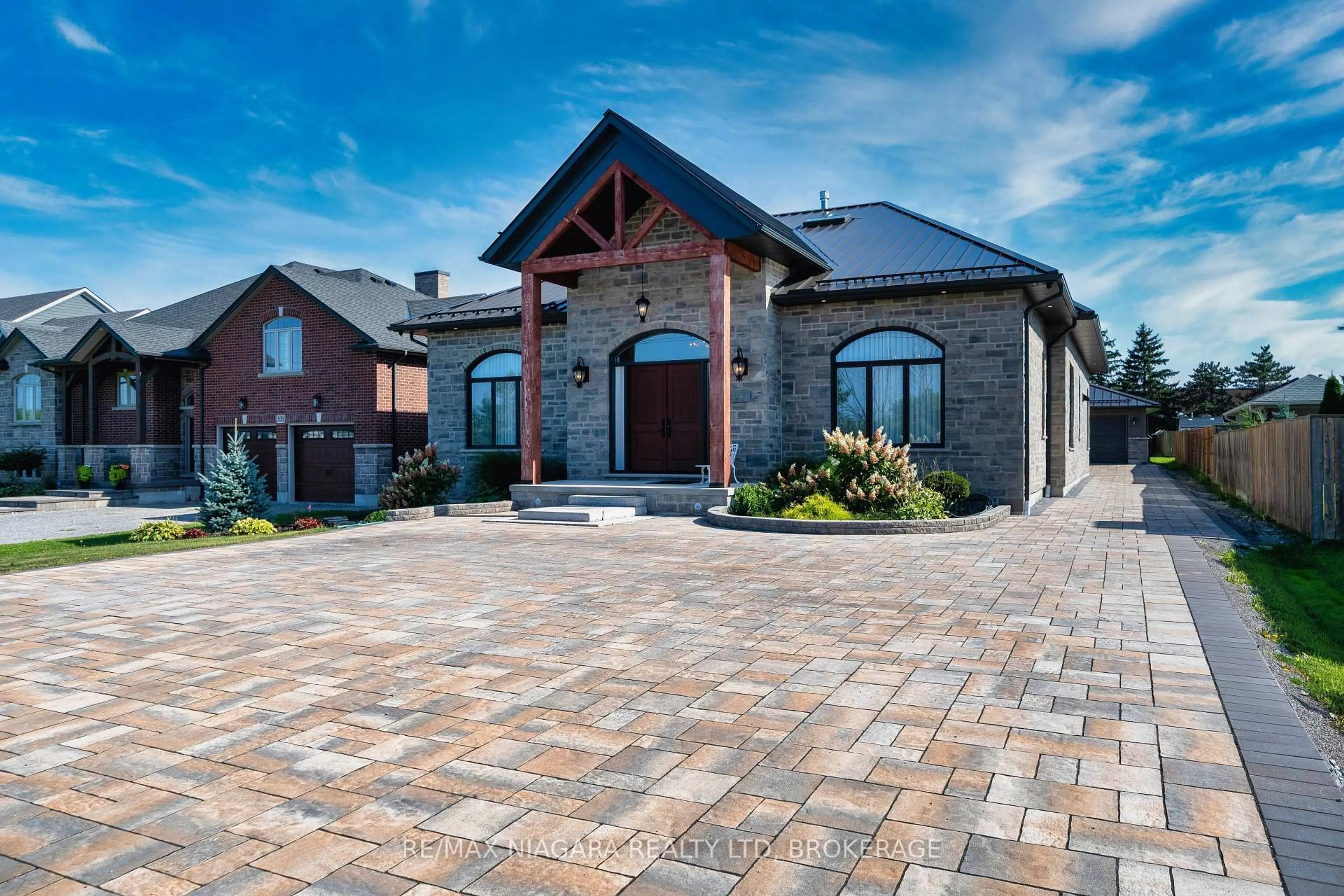 Home with brick exterior material, street for 327 Queenston Rd, Niagara-on-the-Lake Ontario L0S 1J0