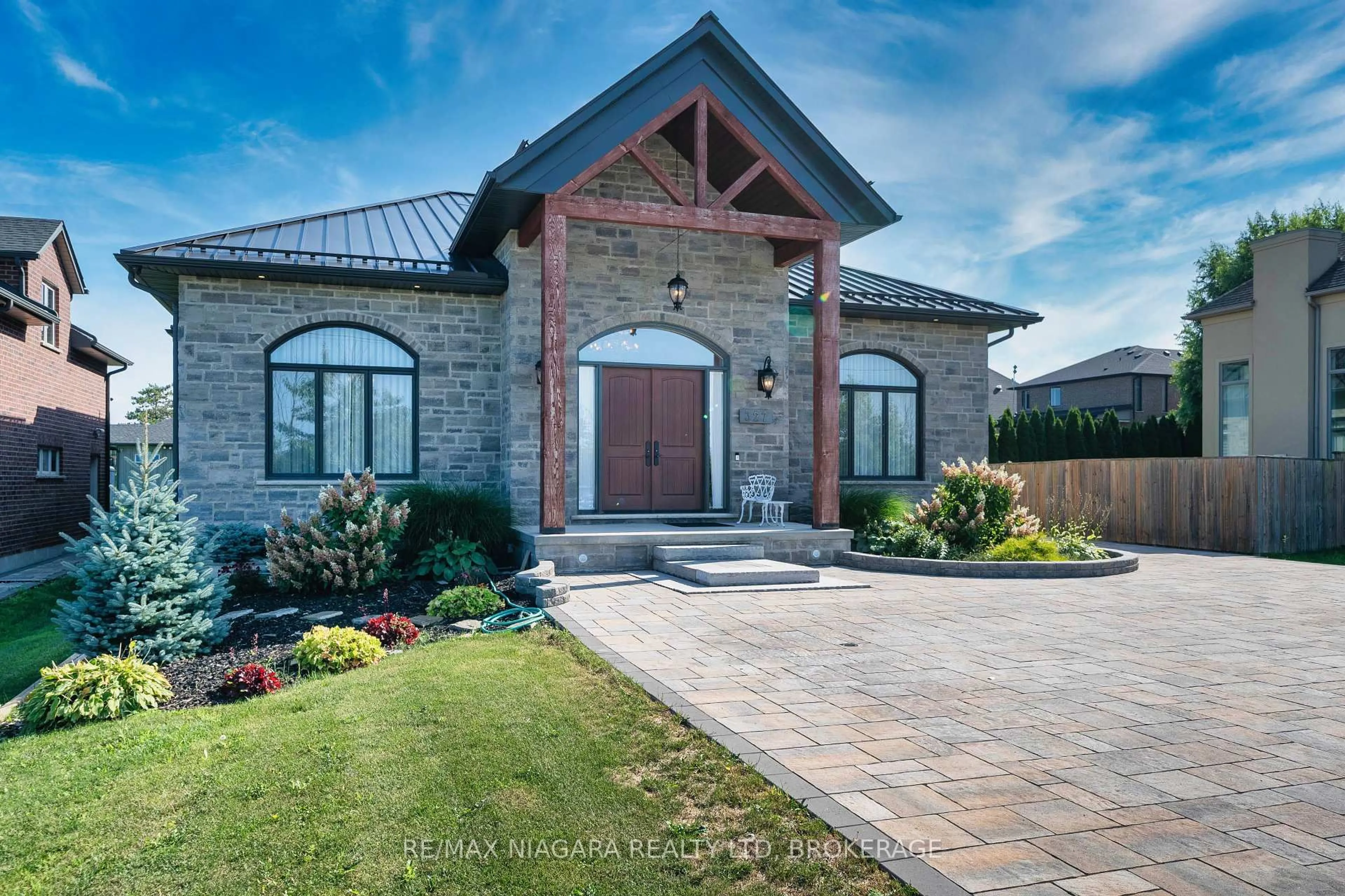 Home with brick exterior material, unknown for 327 Queenston Rd, Niagara-on-the-Lake Ontario L0S 1J0