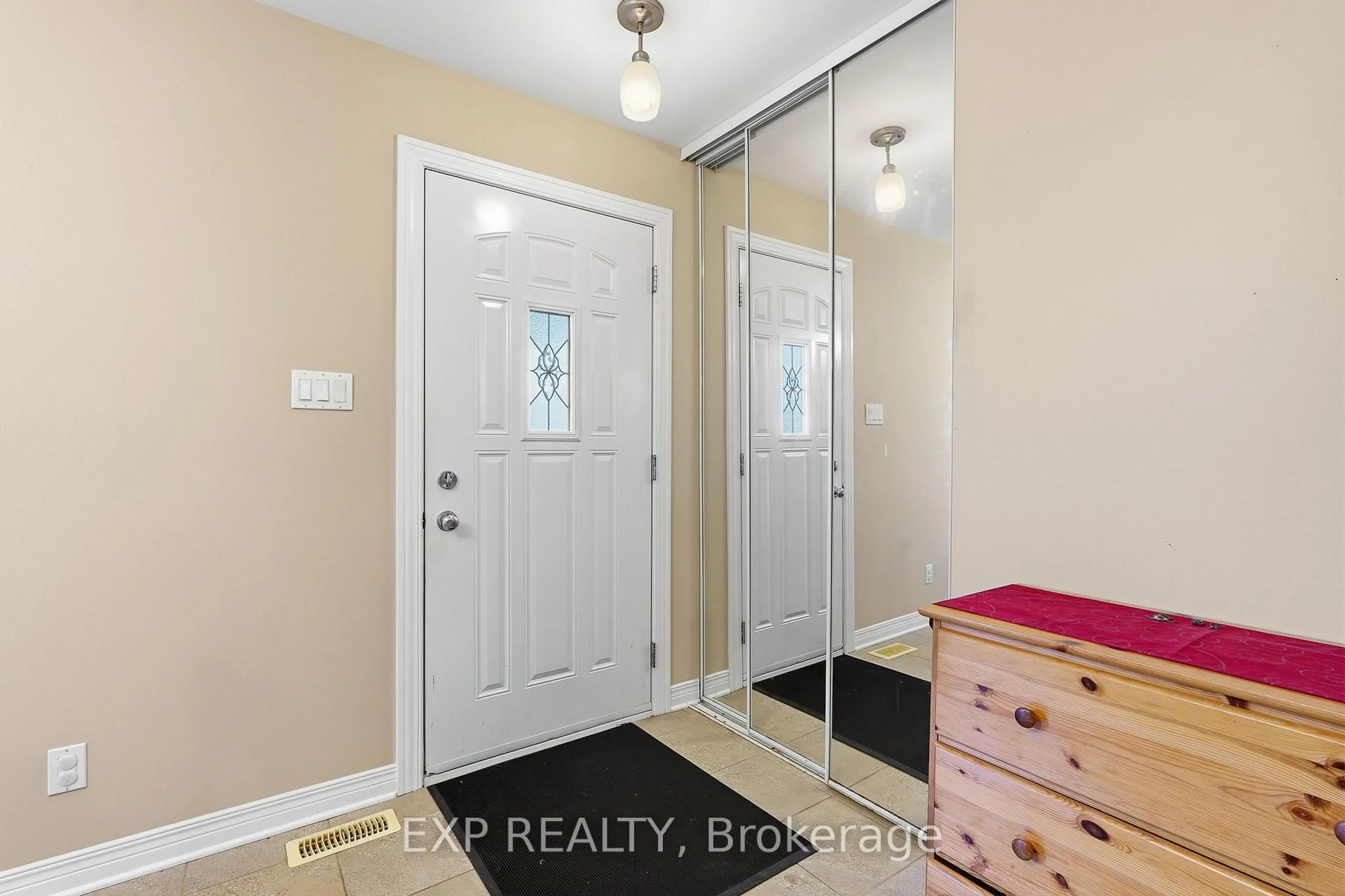 Indoor entryway for 2465 Woods St, Clarence-Rockland Ontario K4K 1J3