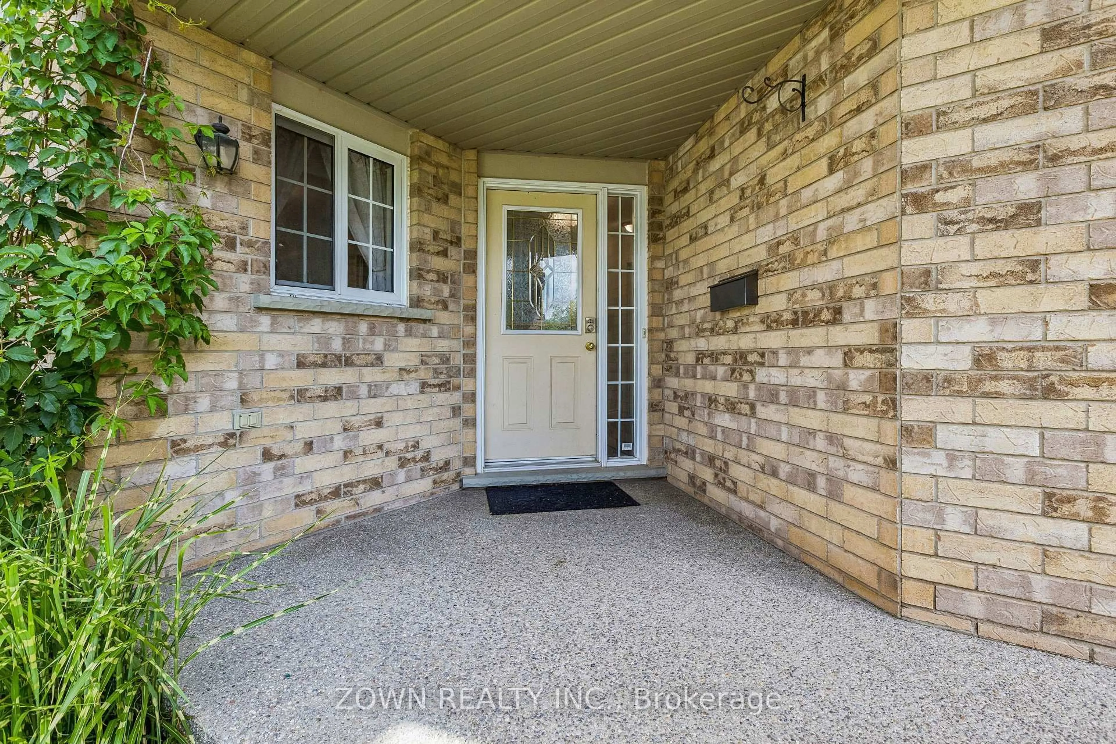 Indoor entryway for 60 Marl Meadow Dr, Kitchener Ontario N2R 1L4