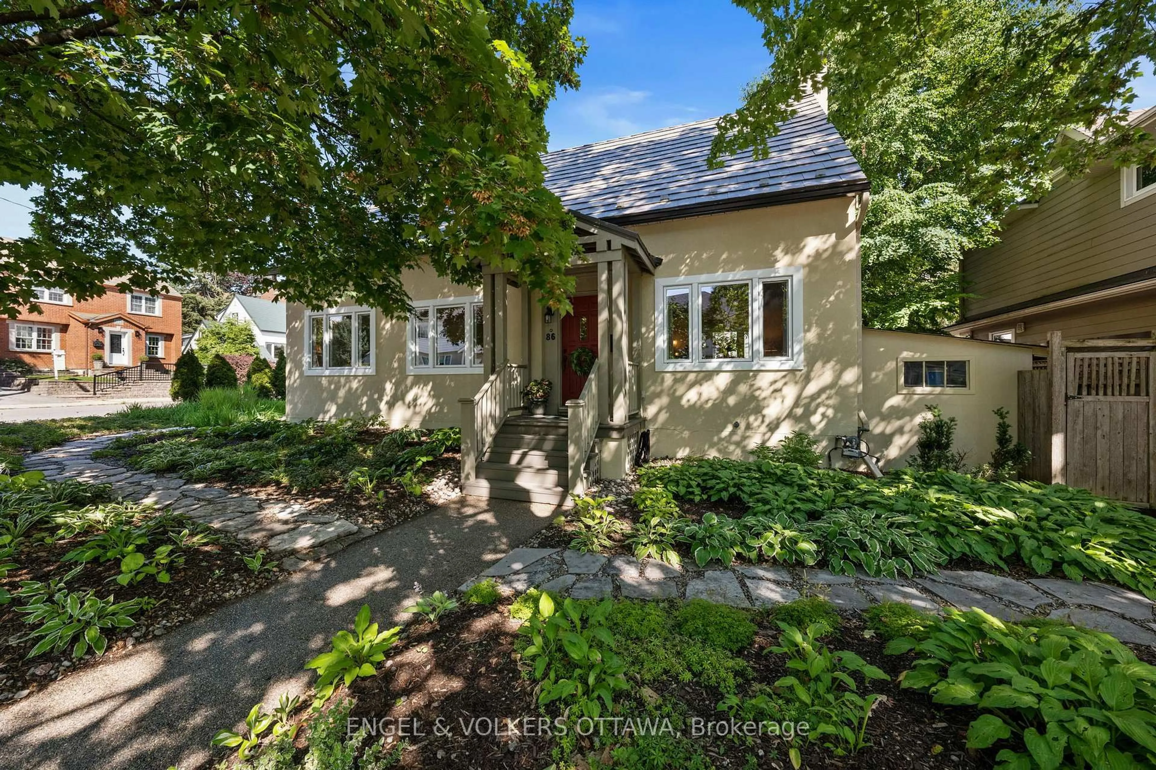 A pic from outside/outdoor area/front of a property/back of a property/a pic from drone, street for 86 Ivy Cres, Ottawa Ontario K1M 1X6