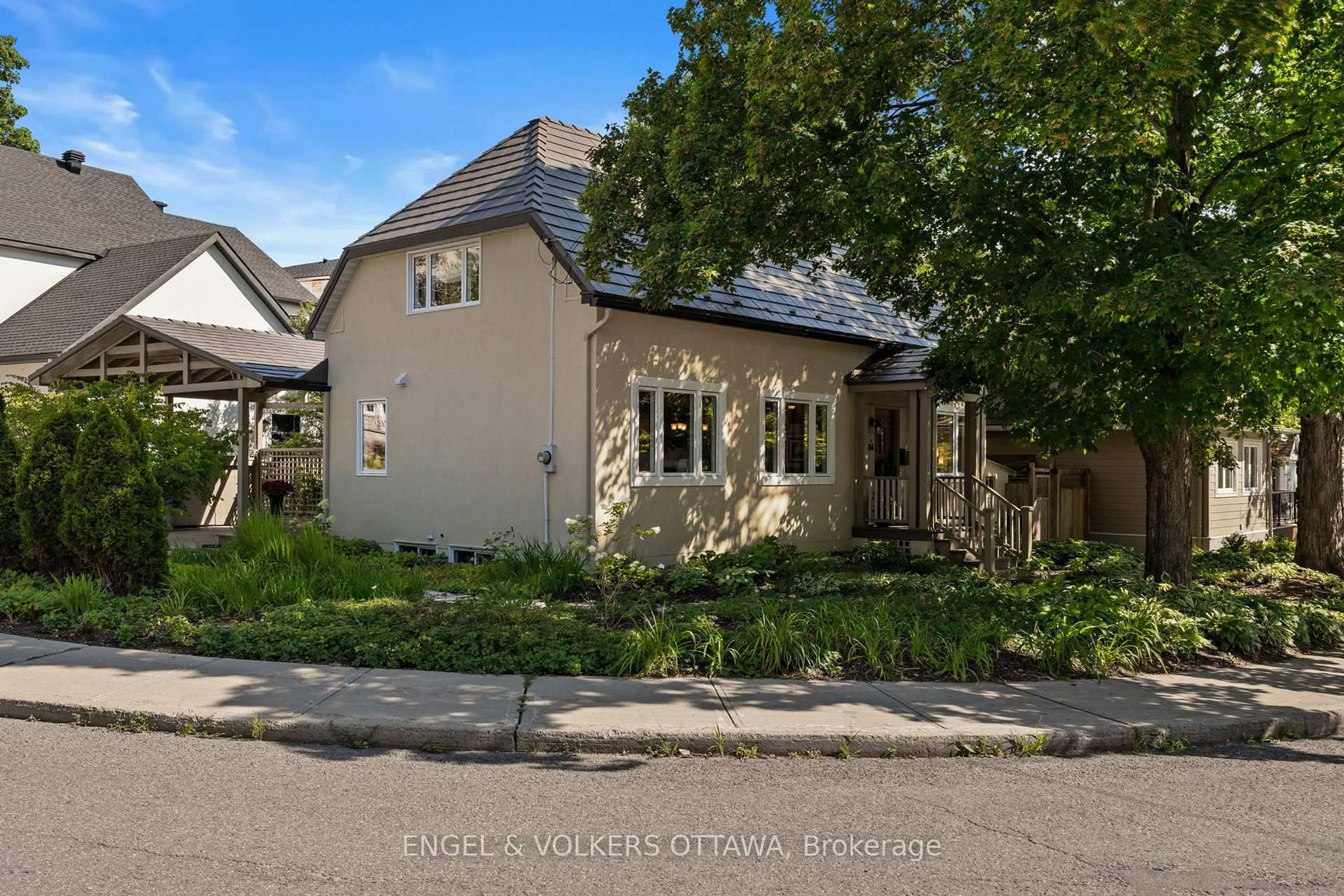 A pic from outside/outdoor area/front of a property/back of a property/a pic from drone, street for 86 Ivy Cres, Ottawa Ontario K1M 1X6