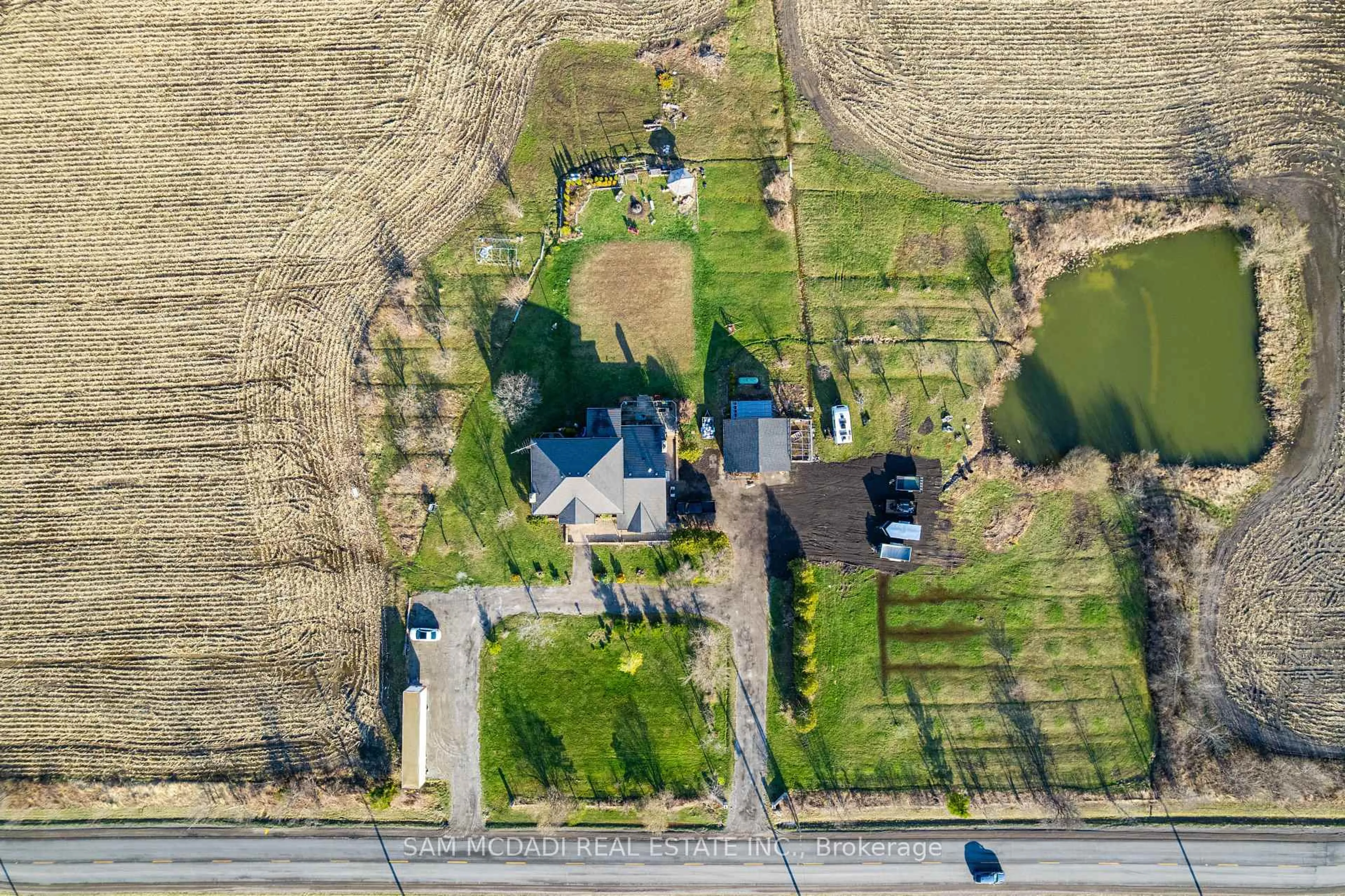 A pic from outside/outdoor area/front of a property/back of a property/a pic from drone, street for 225 Park Rd, Grimsby Ontario L3M 4E7