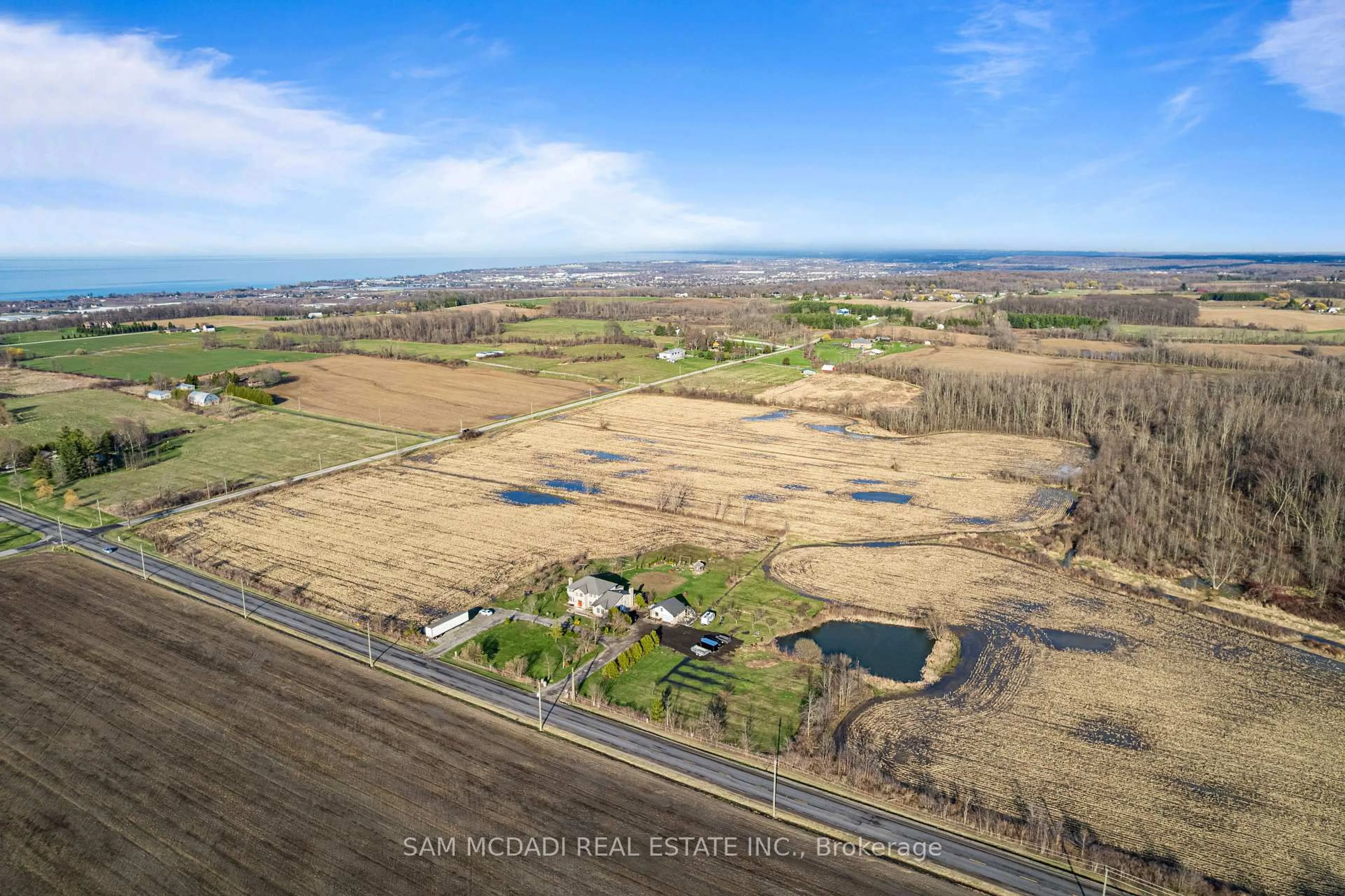A pic from outside/outdoor area/front of a property/back of a property/a pic from drone, water/lake/river/ocean view for 225 Park Rd, Grimsby Ontario L3M 4E7